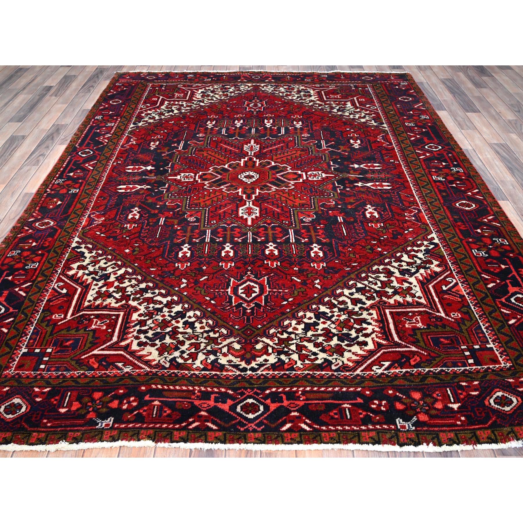 Handgeknüpfter Vintage Persischer Heriz-Teppich im Distressed-Look aus reiner, glänzender Wolle in Rot im Zustand „Hervorragend“ im Angebot in Carlstadt, NJ
