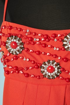 Rotes Cocktailkleid mit Perlenstickerei auf der Büste von Valentino Roma