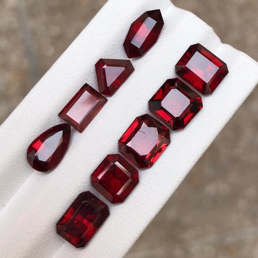 Red Color Multi Shaped Cuts Natural Rhodolite Garnet Lot Multi Size Gemstones In New Condition For Sale In Bangkok, TH