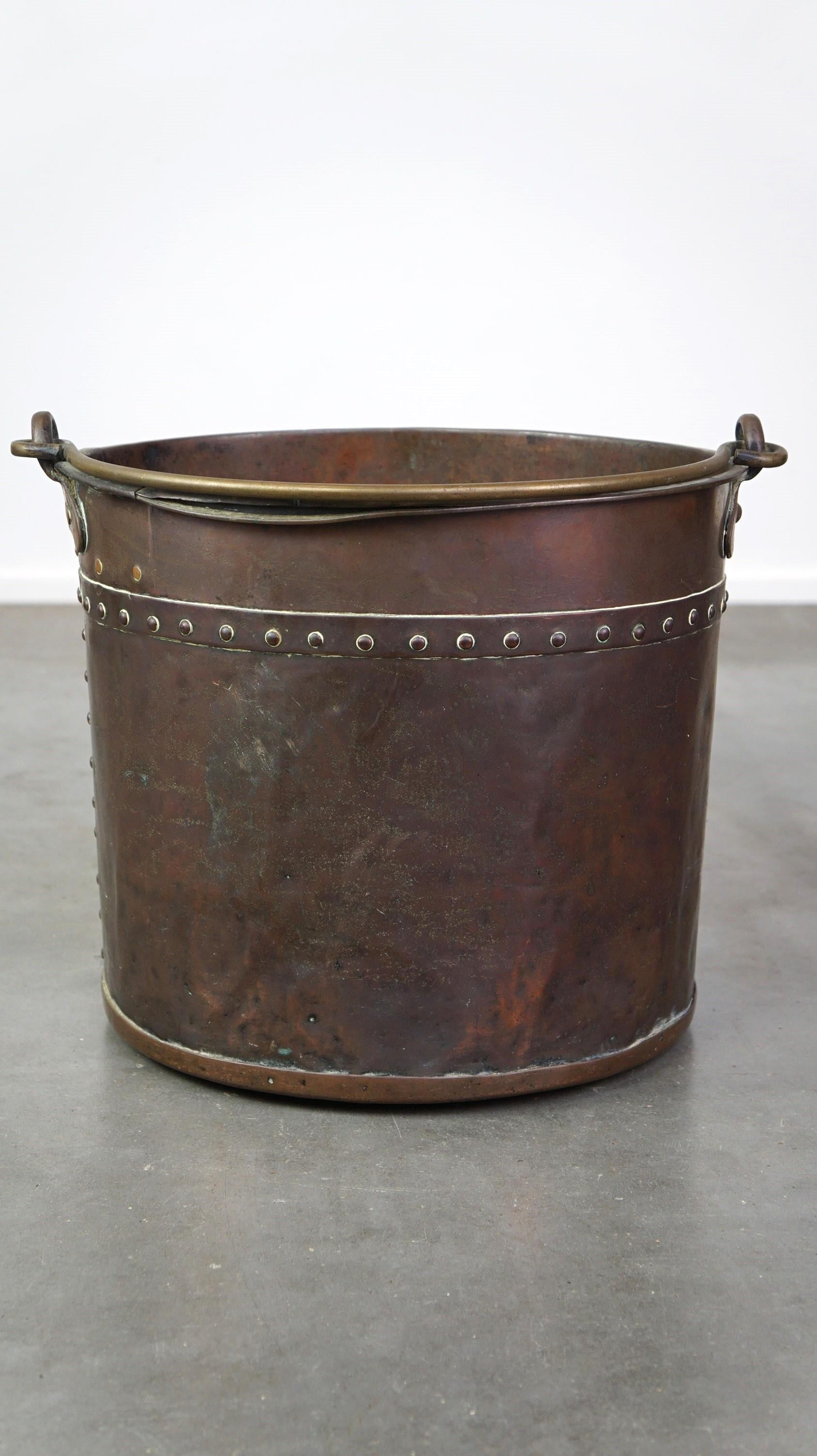 Red copper kettle/ hearth bucket/ flower pot In Good Condition In Harderwijk, NL