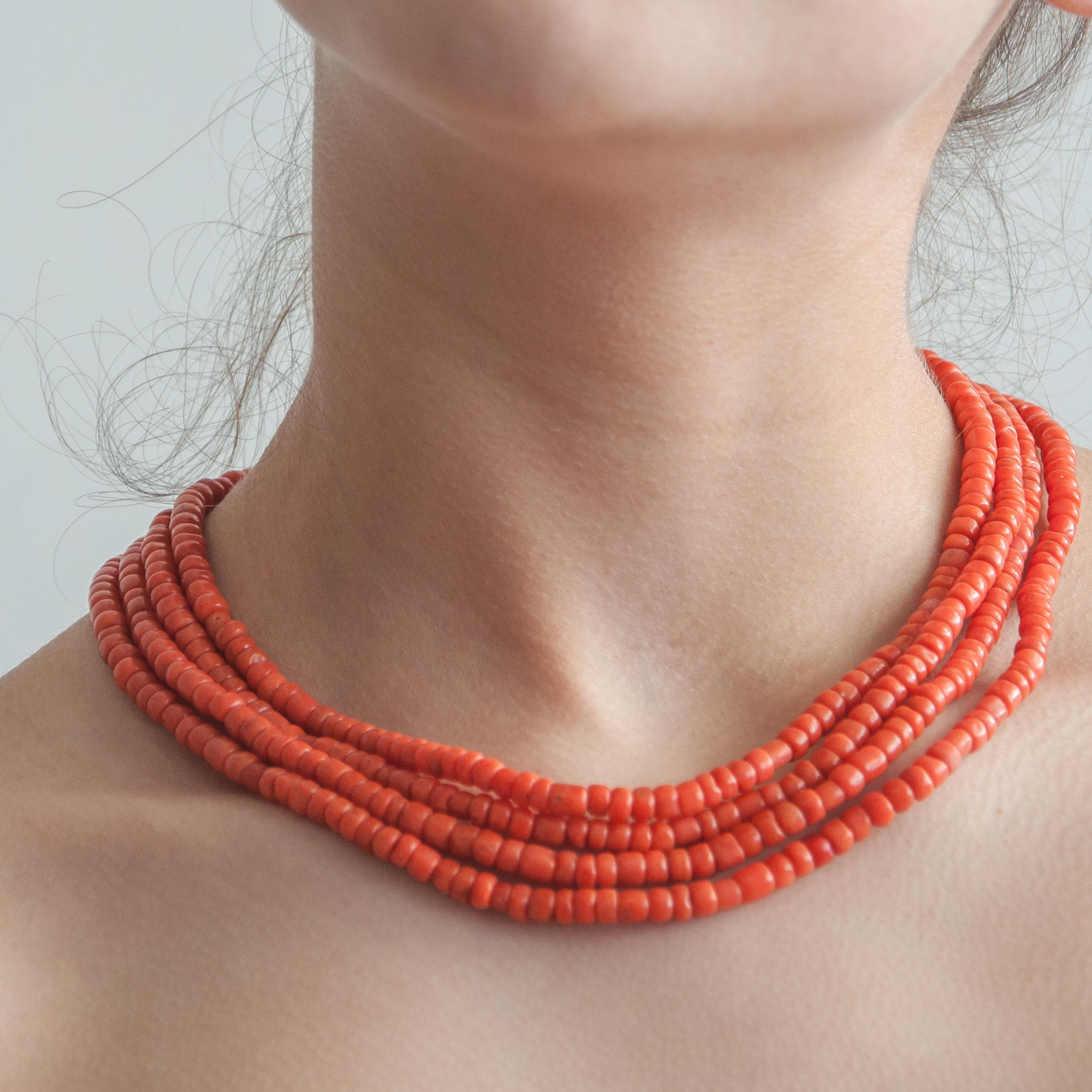 Perle Collier à quatre brins de corail en or 14 carats, style Mid-Century en vente