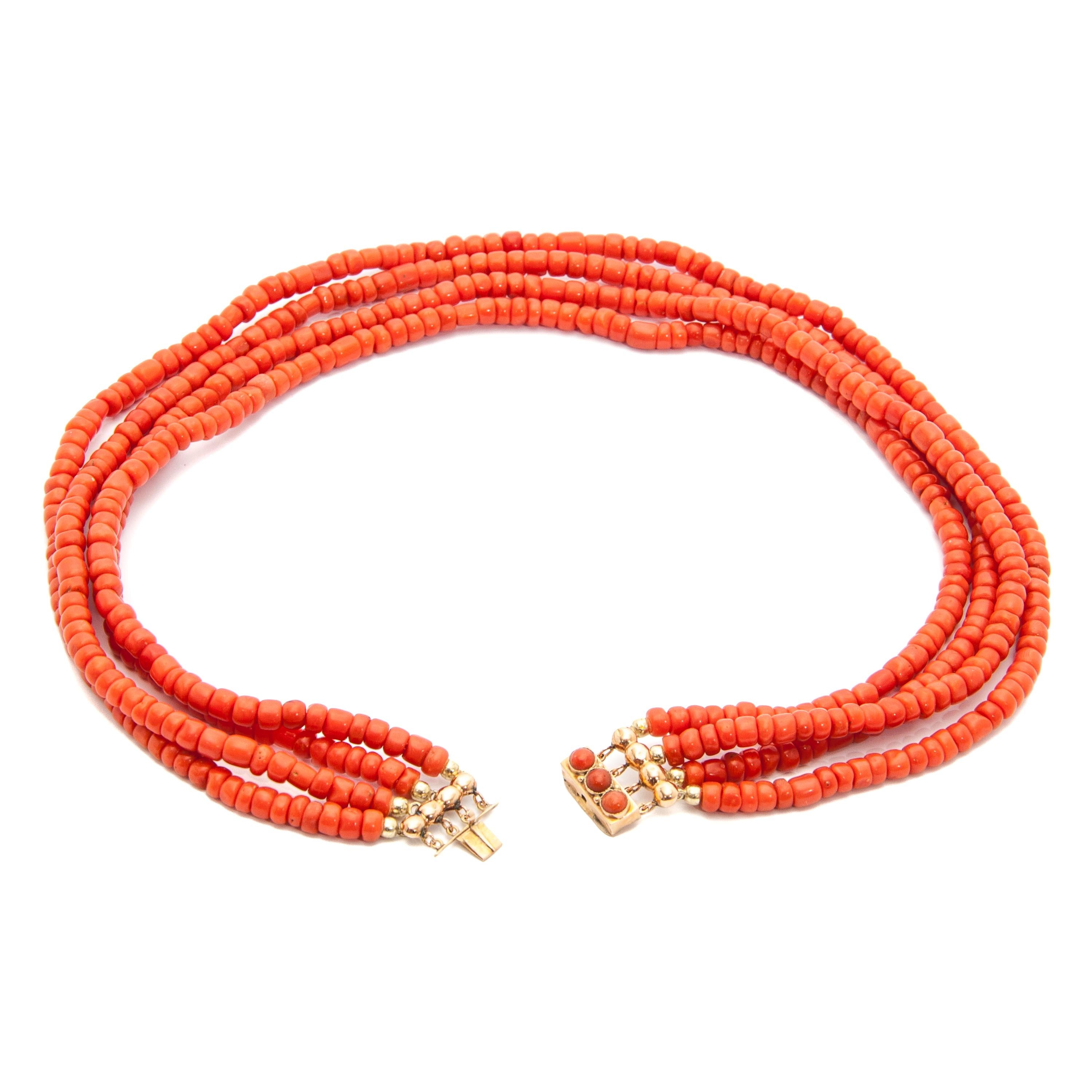 Collier à quatre brins de corail en or 14 carats, style Mid-Century Pour femmes en vente