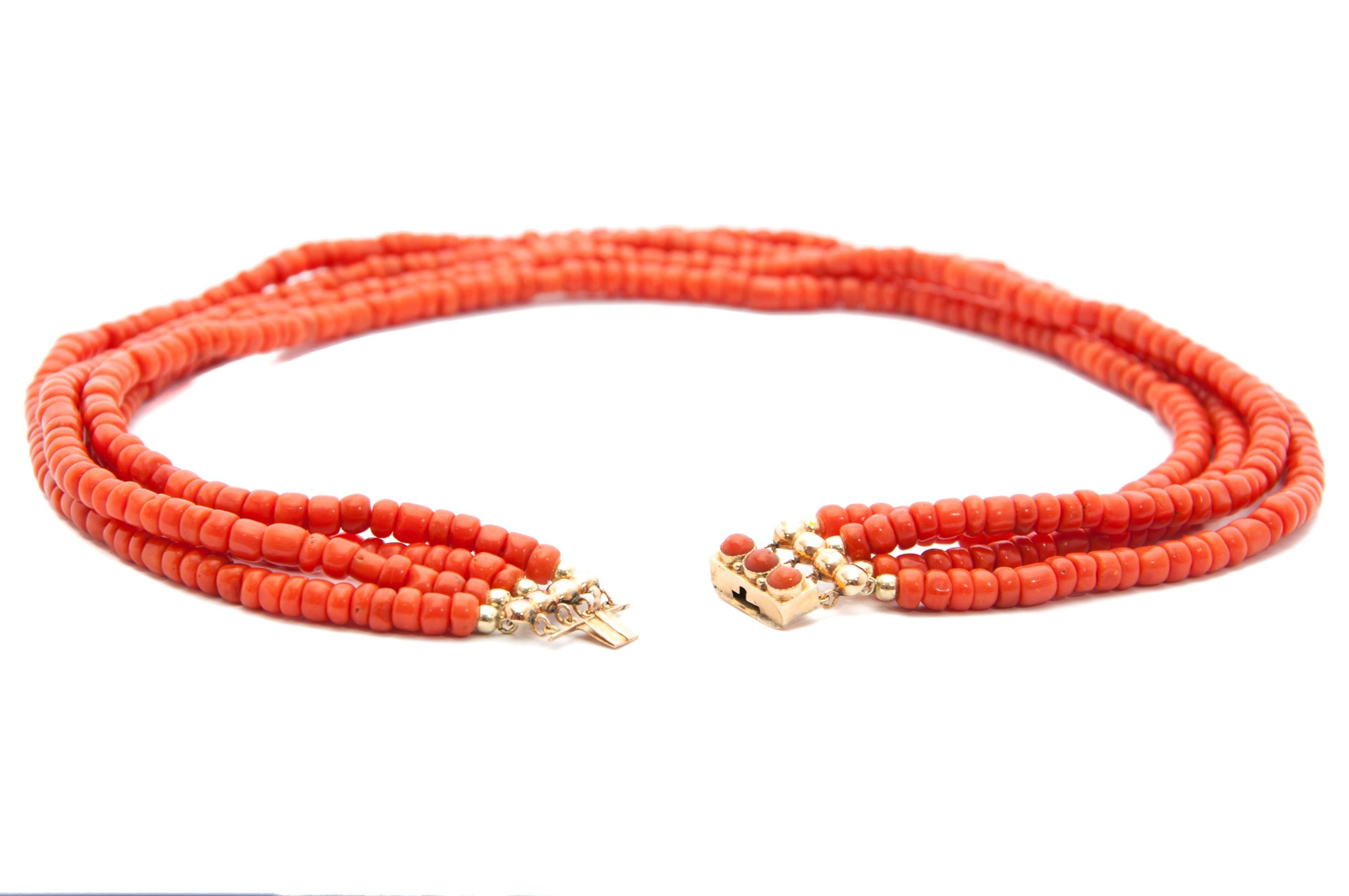 Mid-Century 14 karat Gold Coral Four-Strand Beaded Necklace In Good Condition For Sale In Rotterdam, NL