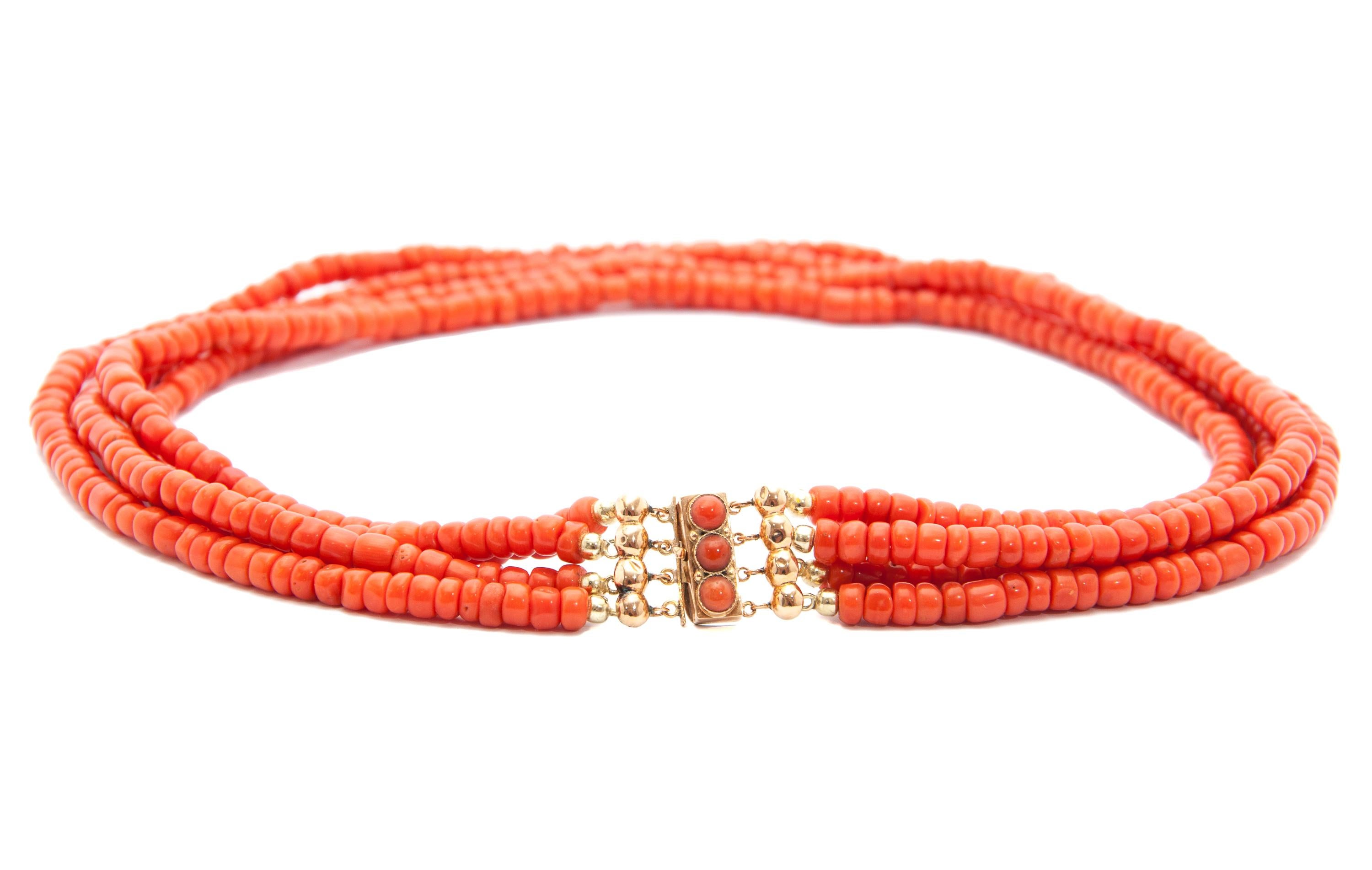Collana a quattro fili di perline in corallo in oro 14 carati di metà secolo in vendita 3