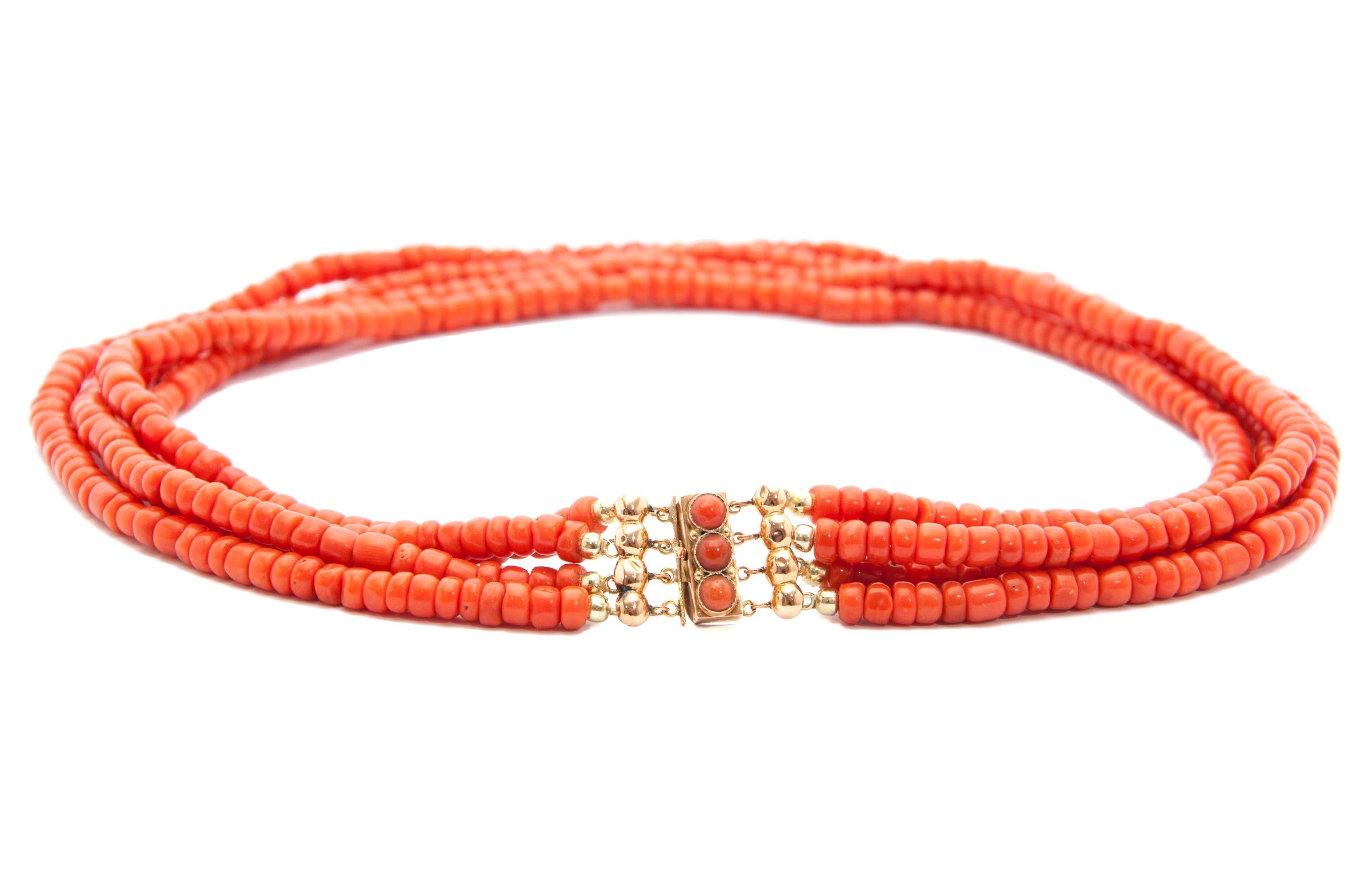 Collier à quatre brins de corail en or 14 carats, style Mid-Century en vente 3