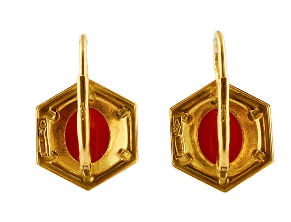 Elegant  earrings in 18 kt yellow gold structure mounted with an oval red coral.
These earrings are totally handmade by Italian master goldsmiths.
Coral gr 0.60 - 10 mm x 9 mm
Total Weight 4.70 gr
RF  +GGFO 

For any enquires, please contact the