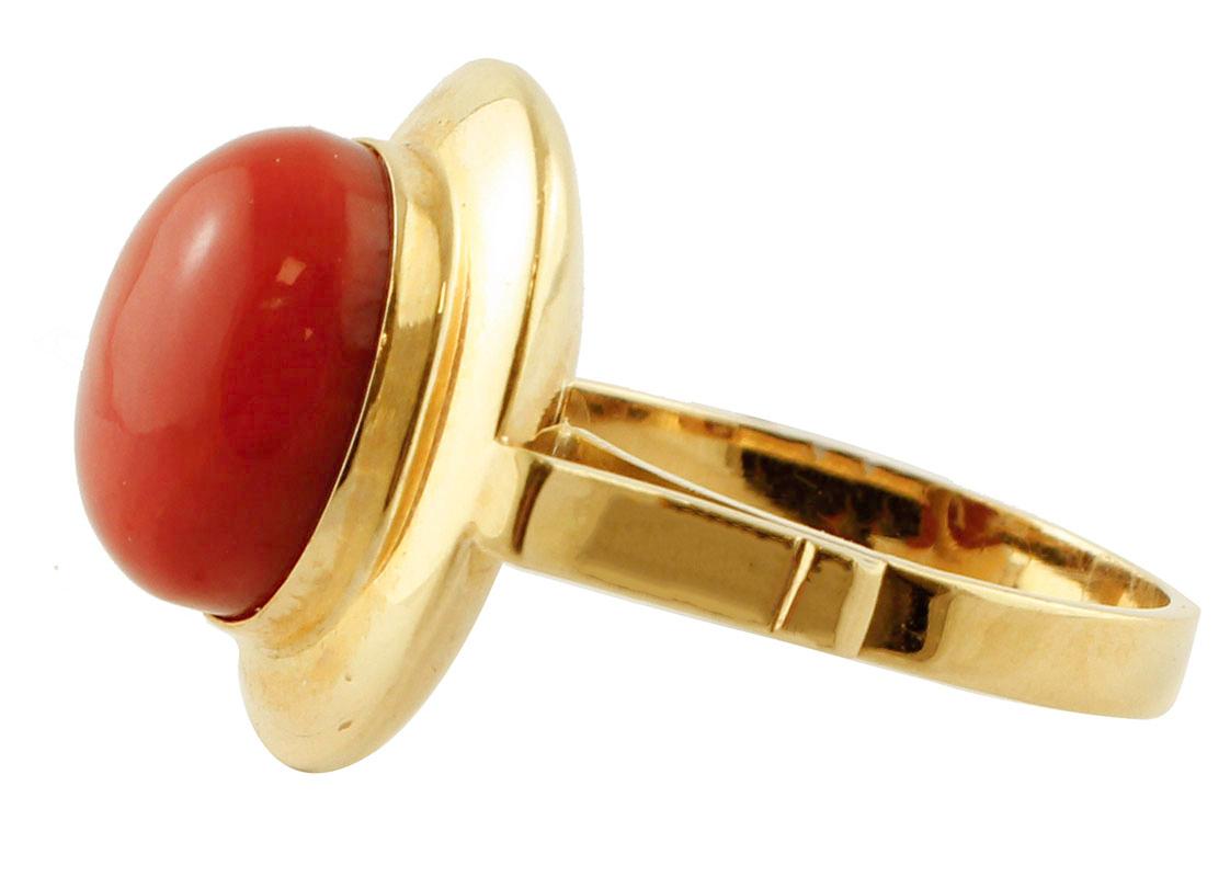SHIPPING POLICY:
No additional costs will be added to this order.
Shipping costs will be totally covered by the seller (customs duties included). 


Elegant retrò ring in 18 kt yellow gold mounted with a red coral.
These ring is totally handmade by
