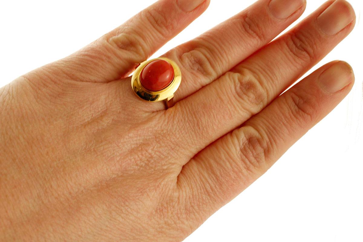 Red Coral, 18 Karat Yellow Gold Classic Retro Ring 1