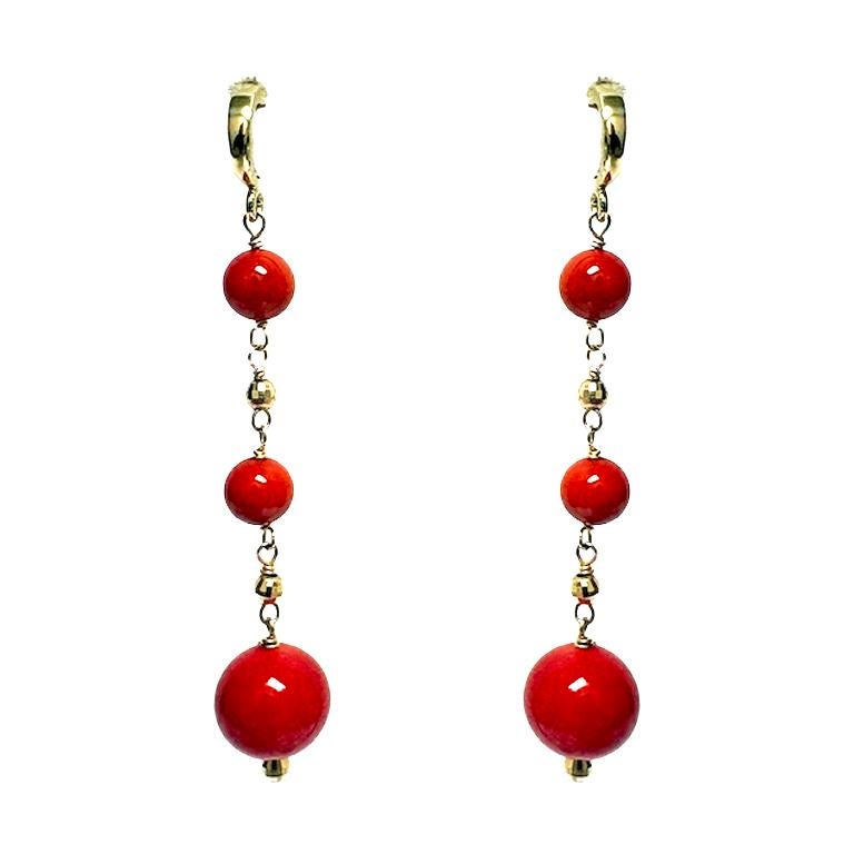 Descrizione
Semplici ma d'effetto, le vibranti perle di corallo rosso sono delicatamente punteggiate da sfere sfaccettate in oro 14k e incastonate su perni in oro pulito. Un raffinato tocco di colore, perfetto per un'eleganza quotidiana senza