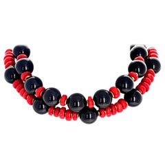Doppelreihige Cocktail-Halskette aus roter Koralle und schwarzem Onyx von JD, dramatisch elegant