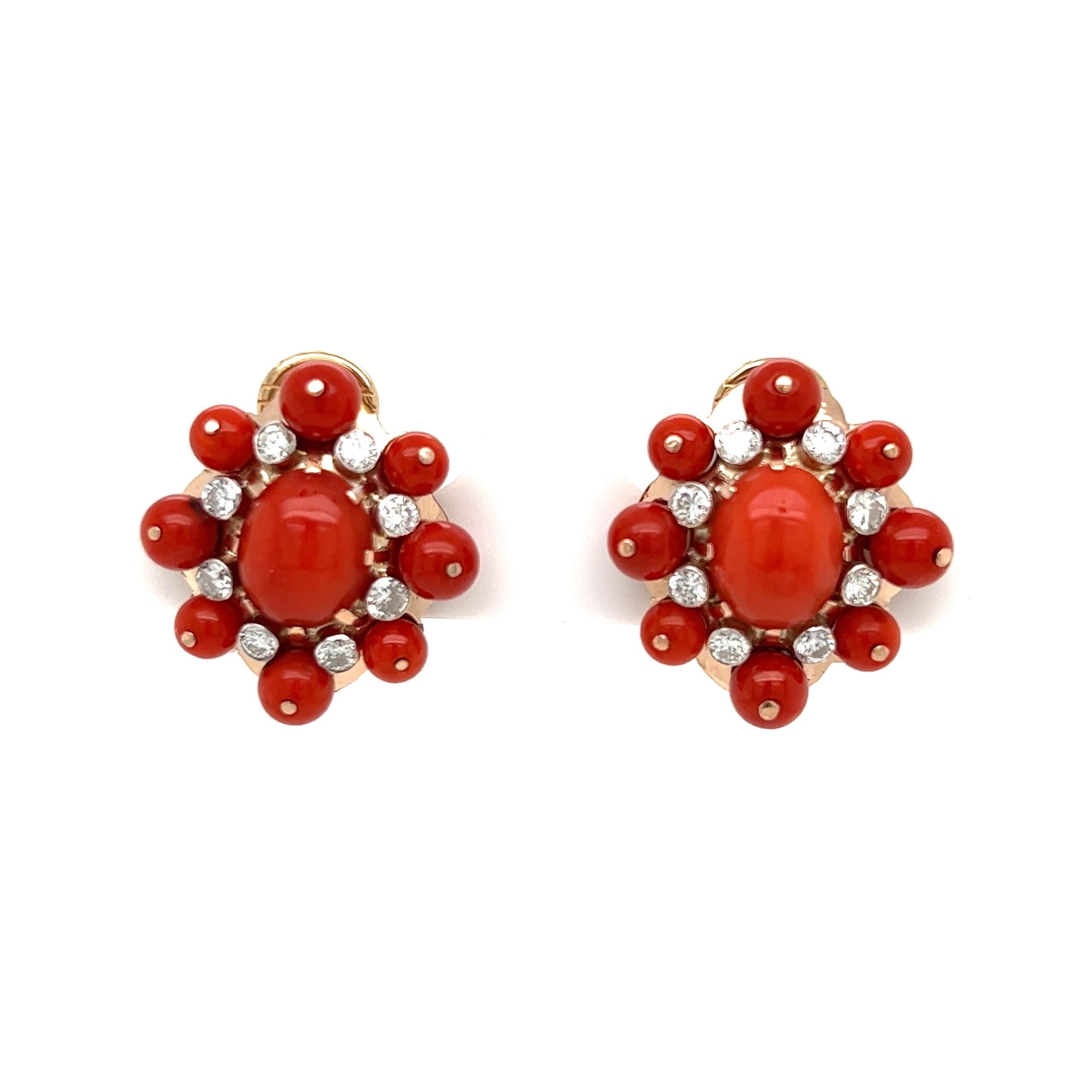 Einfach schön! Hochwertige rote Korallen- und Diamant-Cluster-Ohrringe. Hand gesetzt mit Awesome Red Coral und 16 Runde Brilliant-Cut Diamanten, ca. 1,12tcw Abmessungen 0,88