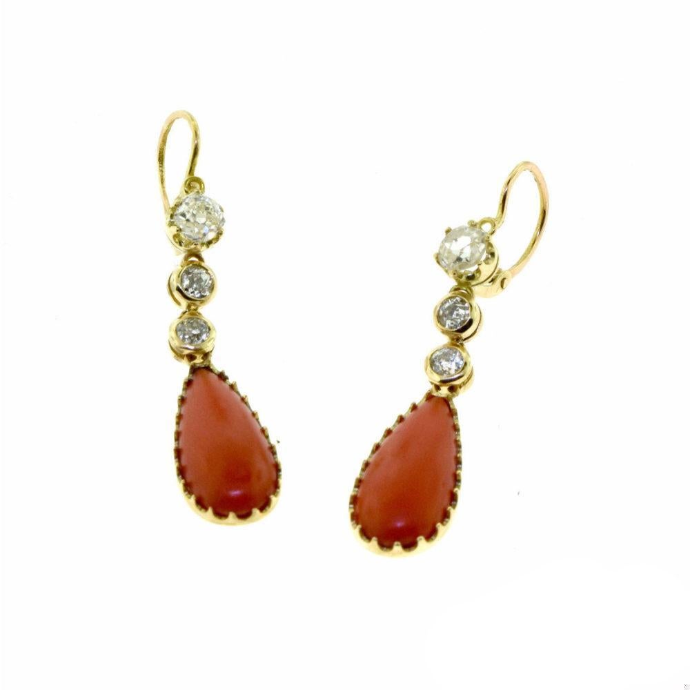 Per ulteriori informazioni, contattateci.

SPECIFICHE DELL'ARTICOLO:

- Stile: Orecchini pendenti
- Metallo: Oro giallo
- Purezza del metallo: 18k
- Pietre: Corallo rosso, diamanti
- Peso: 3,8 grammi
- Misure: Lunghezza circa 1,5 pollici
- Include: