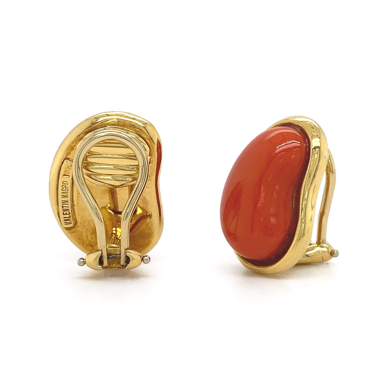 Red Coral Bean 18K Yellow Gold Earrings In New Condition For Sale In New York, NY