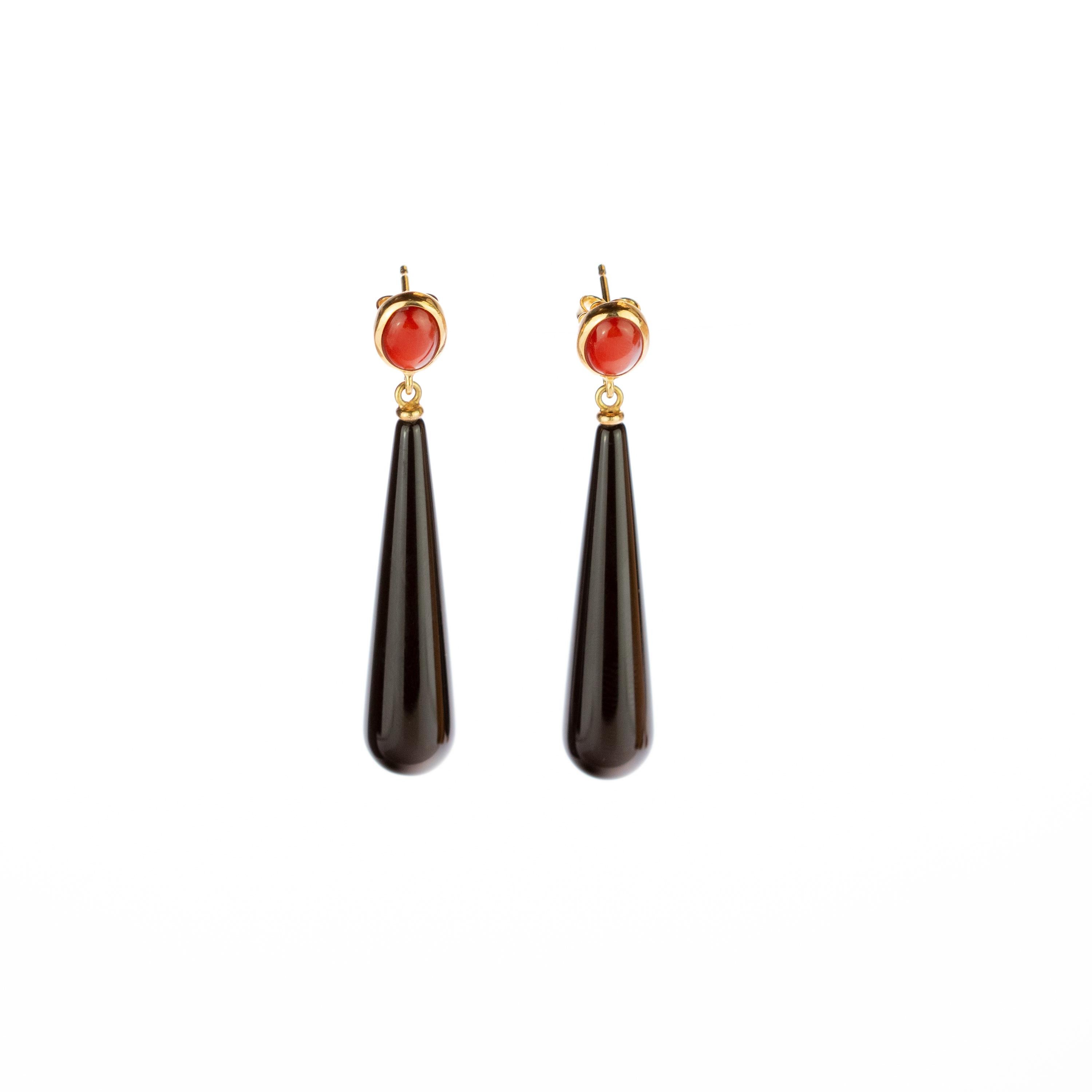 At the Intini Jewels workshop we created stunning red coral and black agate drop earrings holded by delicate 18 karat white gold details. Unique masterpiece with an outstanding display of color and a high quality craftsmanship that evokes a fancy