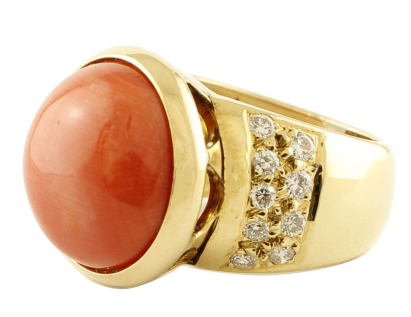 Rétro Bague de chevalière en or jaune avec bouton de corail rouge et diamants blancs en vente
