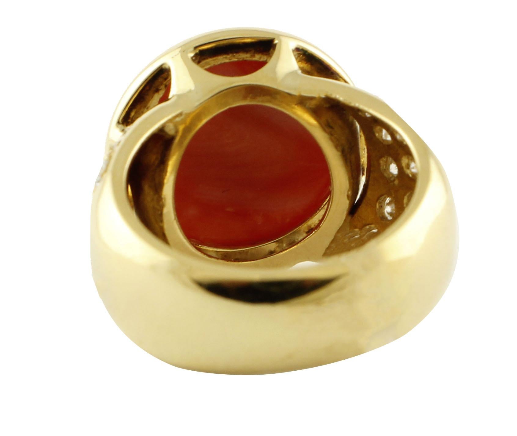 Taille mixte Bague de chevalière en or jaune avec bouton de corail rouge et diamants blancs en vente
