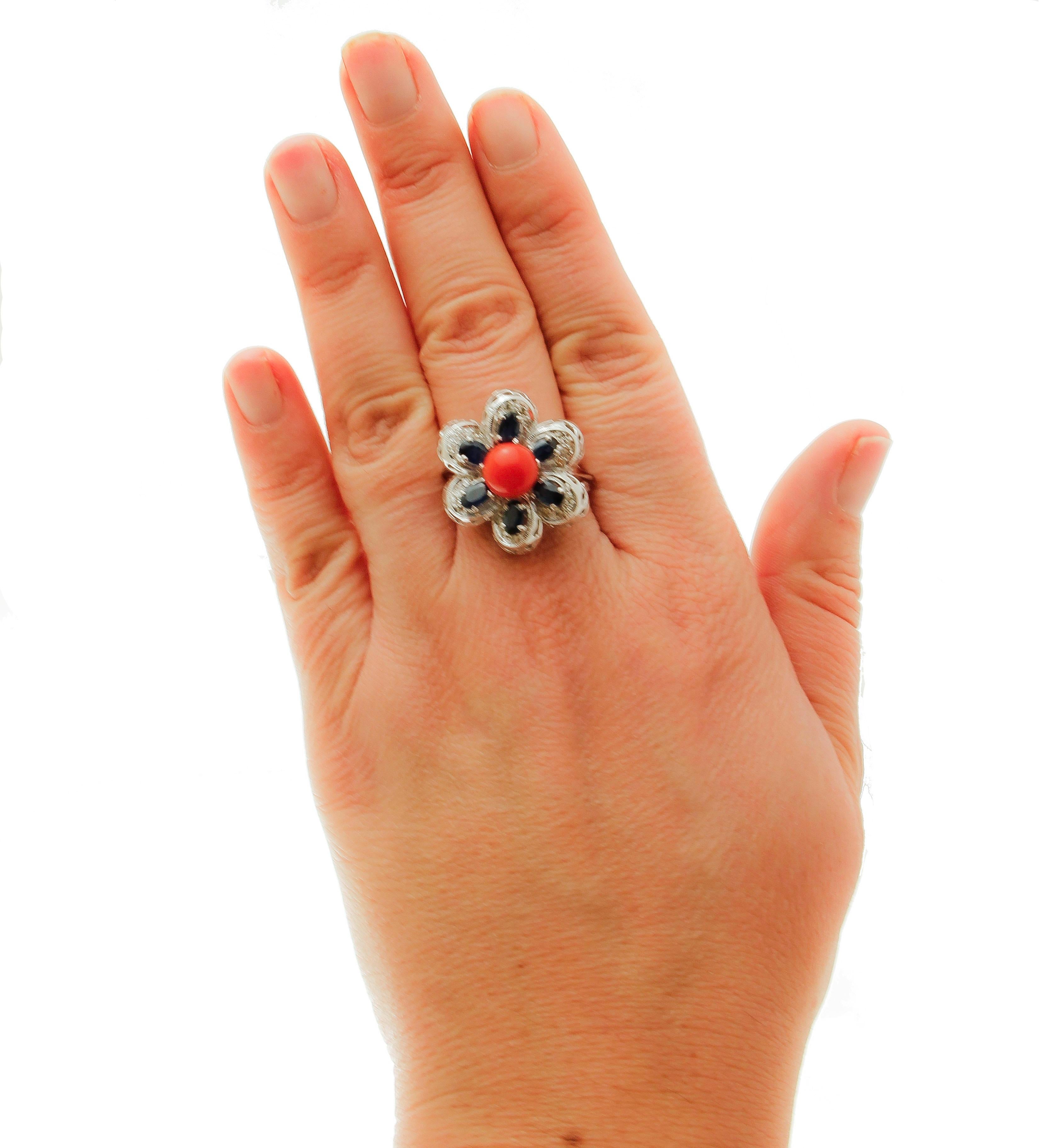 Red Coral Button Blue Sapphires, Diamonds, 18 Karat Gold Flower Shape Retrò Ring In Excellent Condition In Marcianise, Marcianise (CE)