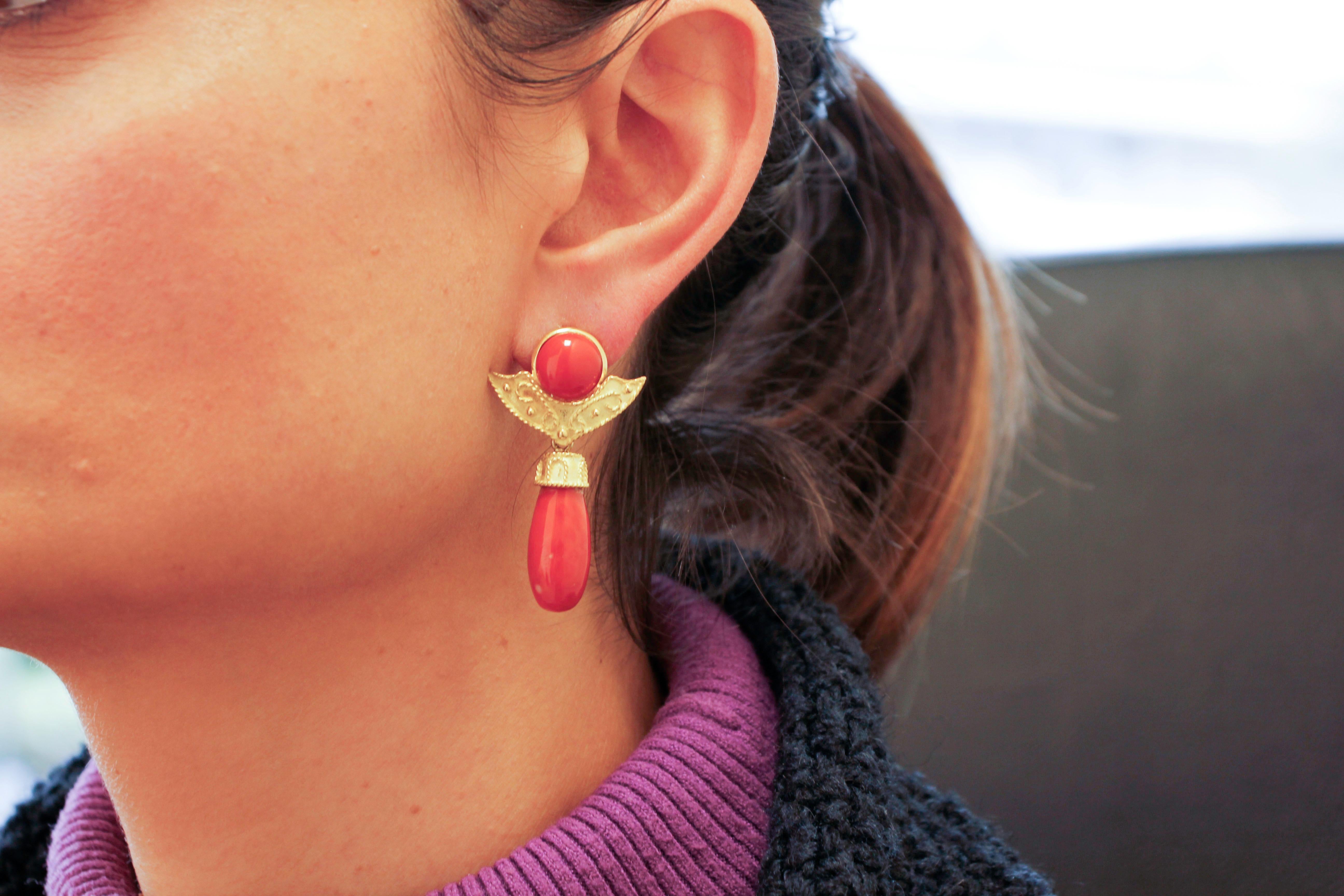 Boucles d'oreilles en or jaune 18 carats avec gouttes et boutons en corail rouge Bon état - En vente à Marcianise, Marcianise (CE)