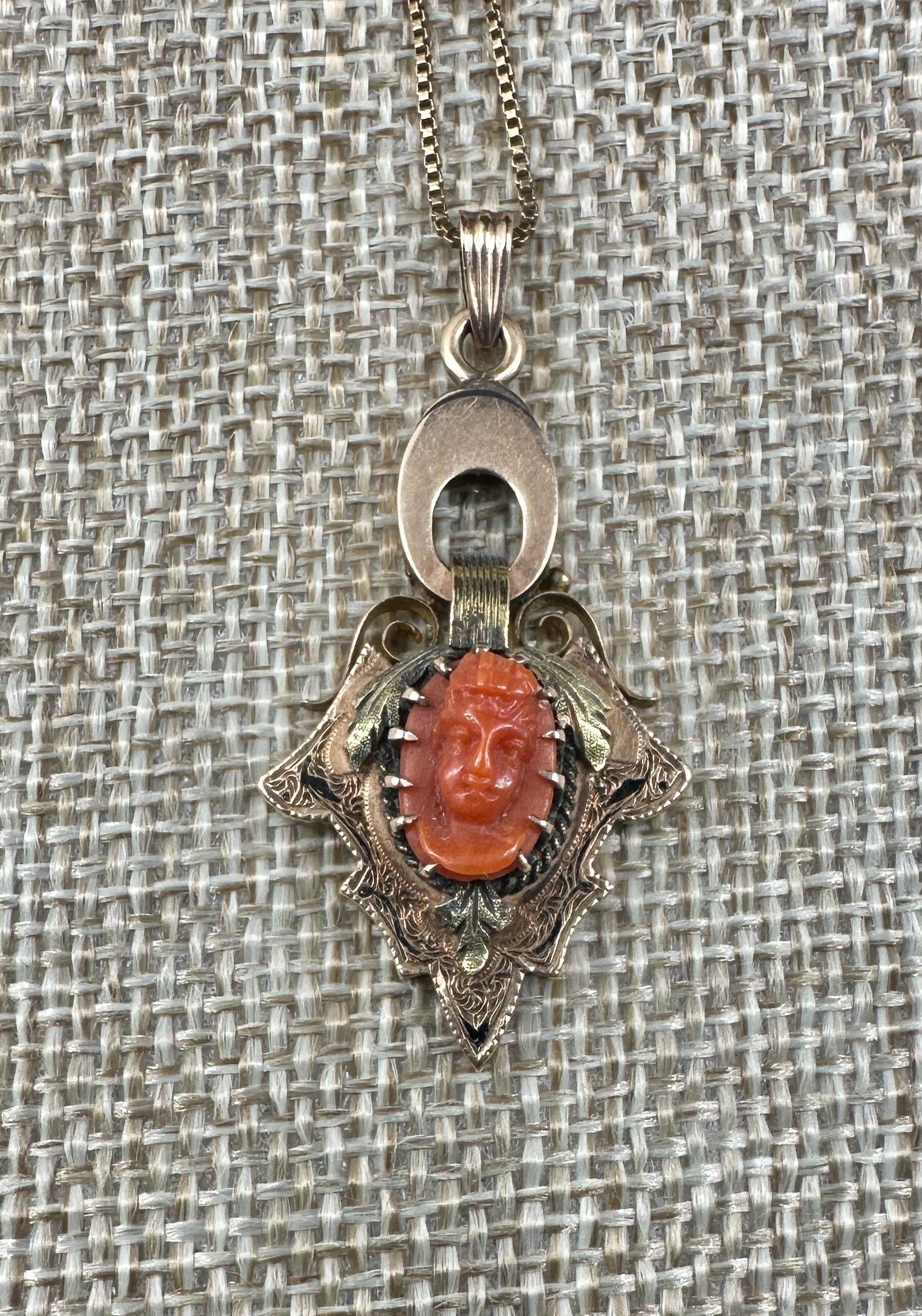 Dies ist eine absolut atemberaubende antiken viktorianischen Korallen Cameo Anhänger der Darstellung eines Jungen oder Gott in herrlicher dreidimensionaler Form und in einem exquisiten Akanthusblatt Motiv graviert Einstellung in 14 Karat Rose Gold