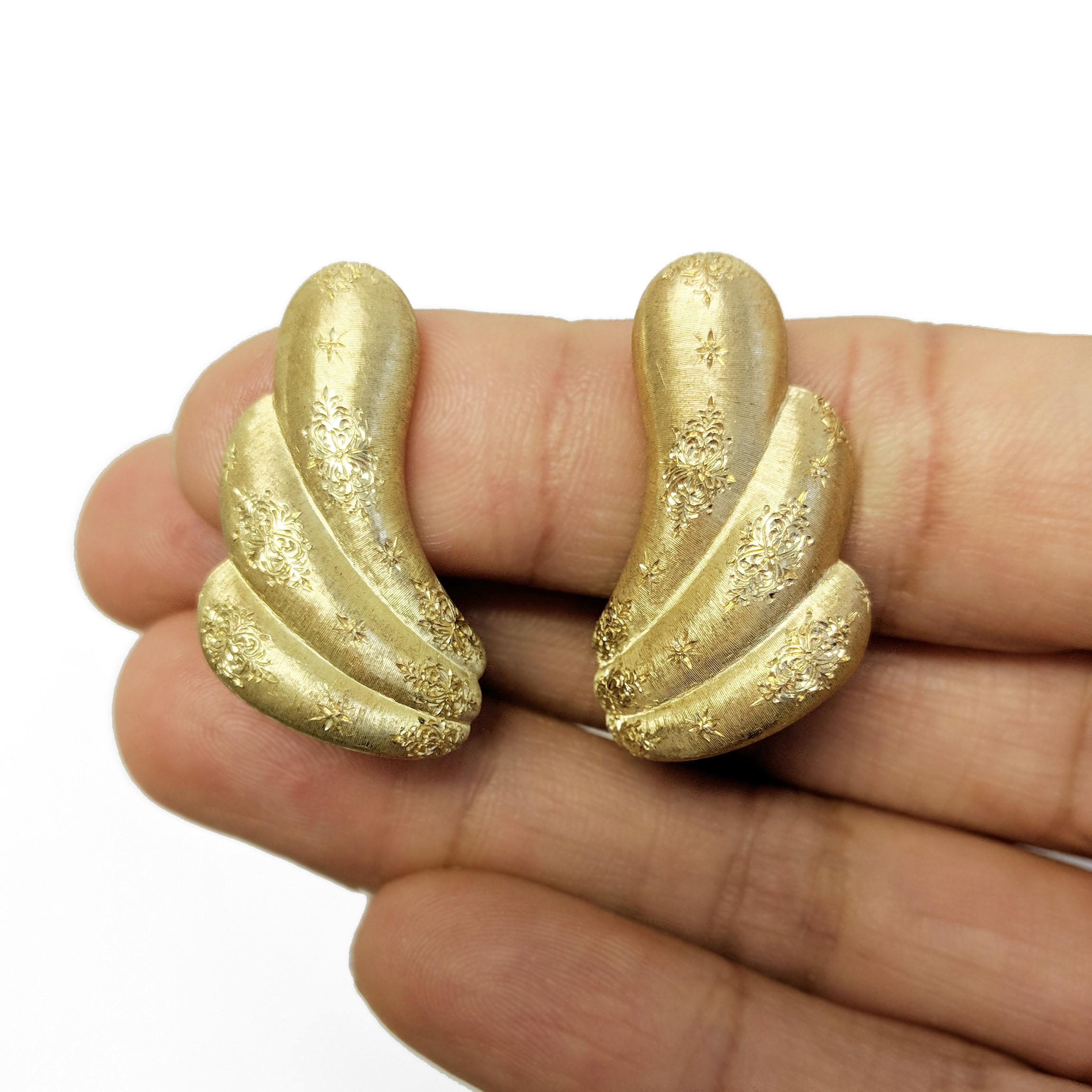 Mario Buccellati Coral Diamond Yellow Gold Clip Earrings In Good Condition In New York, NY