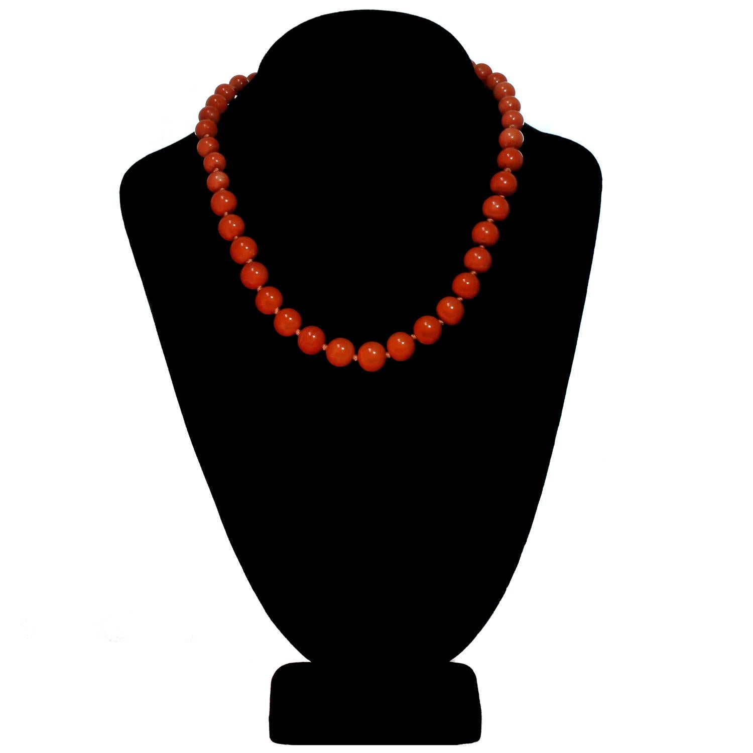 Rote Koralle Diamant Gelbgold Verschluss Perlen Halskette (Rundschliff) im Angebot