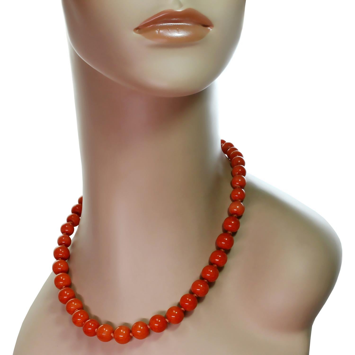 Rote Koralle Diamant Gelbgold Verschluss Perlen Halskette im Zustand „Hervorragend“ im Angebot in New York, NY