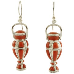 Pendientes Colgantes de Coral Rojo, Diamantes y Oro Blanco de 14 Kilates en Forma de Ánfora