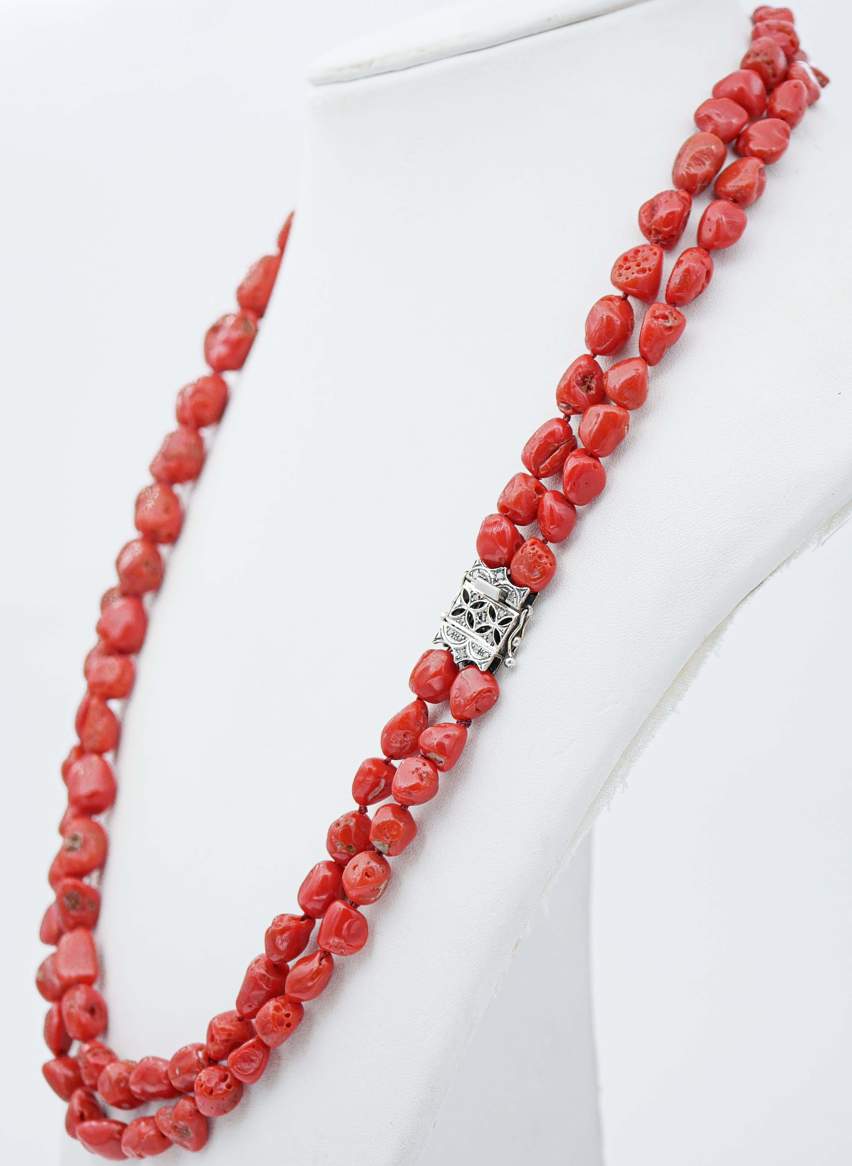 Wunderschönes mehrsträngiges Collier mit zwei Korallensträngen und einem Verschluss aus 9 kt Roségold und einer mit Diamanten besetzten Silberstruktur.
Diese Halskette wurde von italienischen Goldschmiedemeistern in Handarbeit hergestellt und ist in
