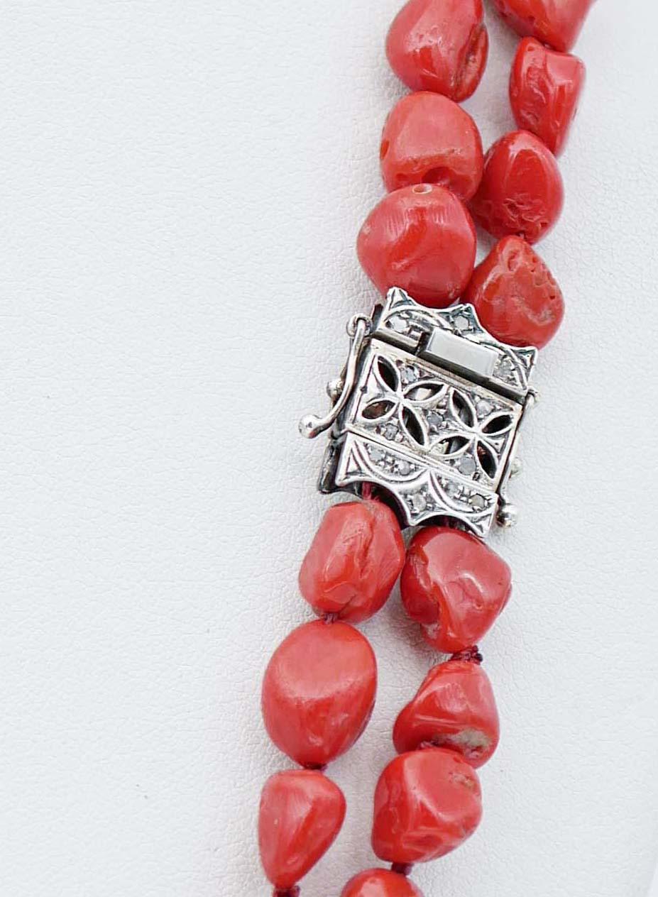 Rétro Collier multibrins en corail rouge, diamants, or rose et argent en vente