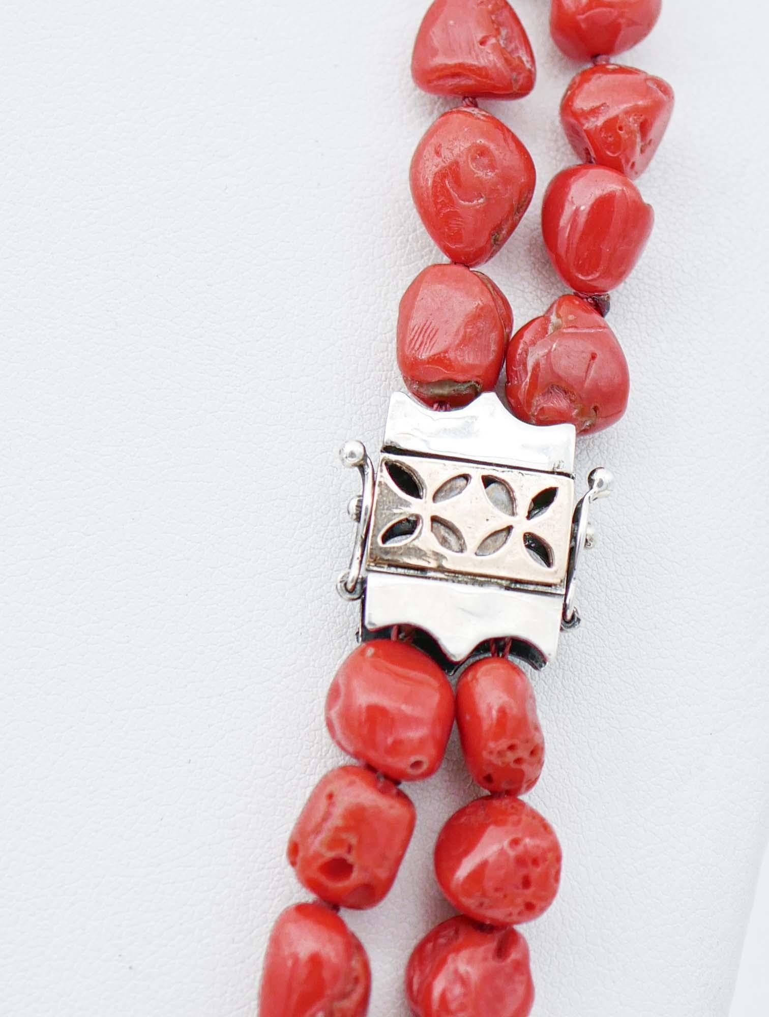 Mehrreihige Halskette mit roter Koralle, Diamanten, Roségold und Silber (Gemischter Schliff) im Angebot