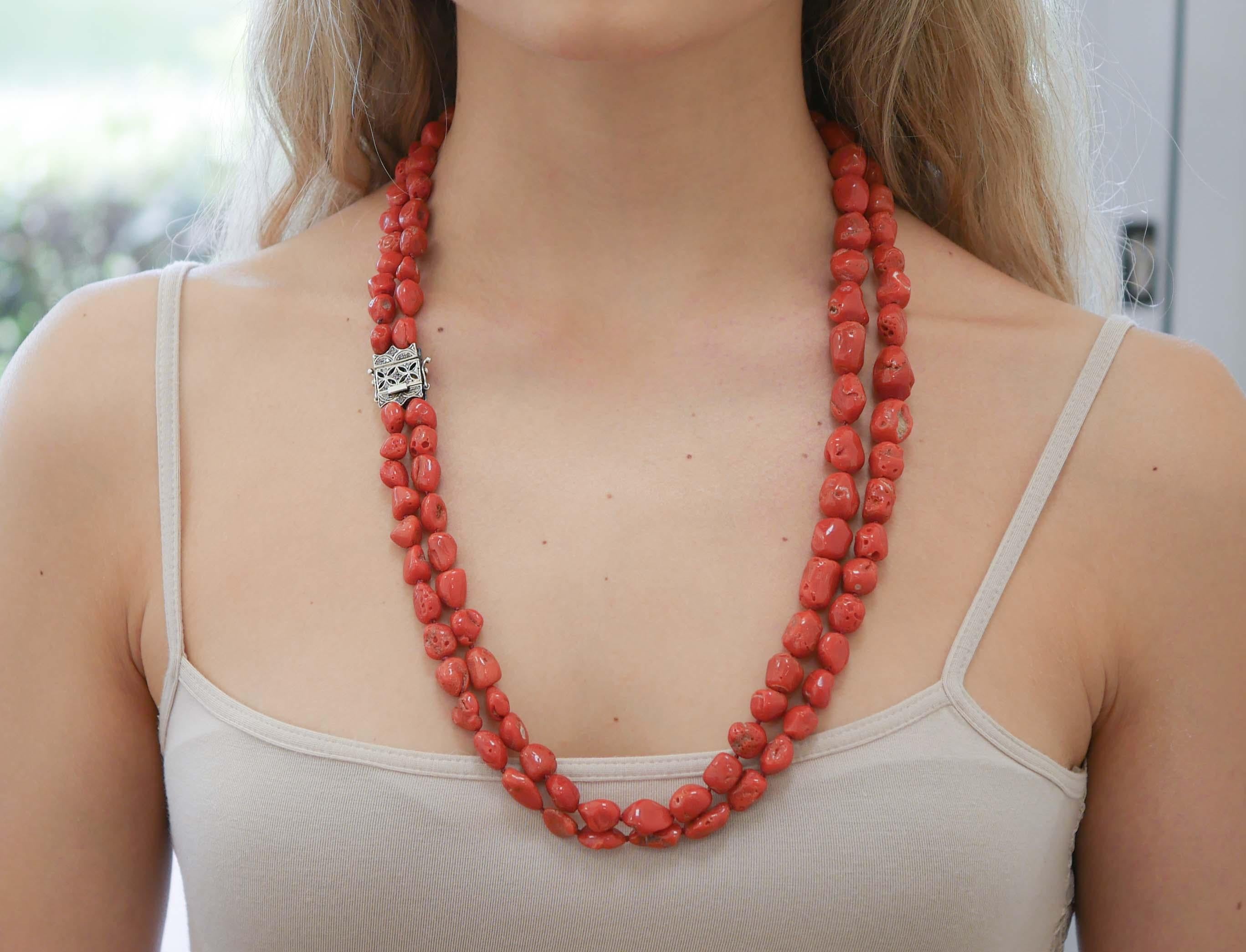 Mehrreihige Halskette mit roter Koralle, Diamanten, Roségold und Silber im Zustand „Gut“ im Angebot in Marcianise, Marcianise (CE)