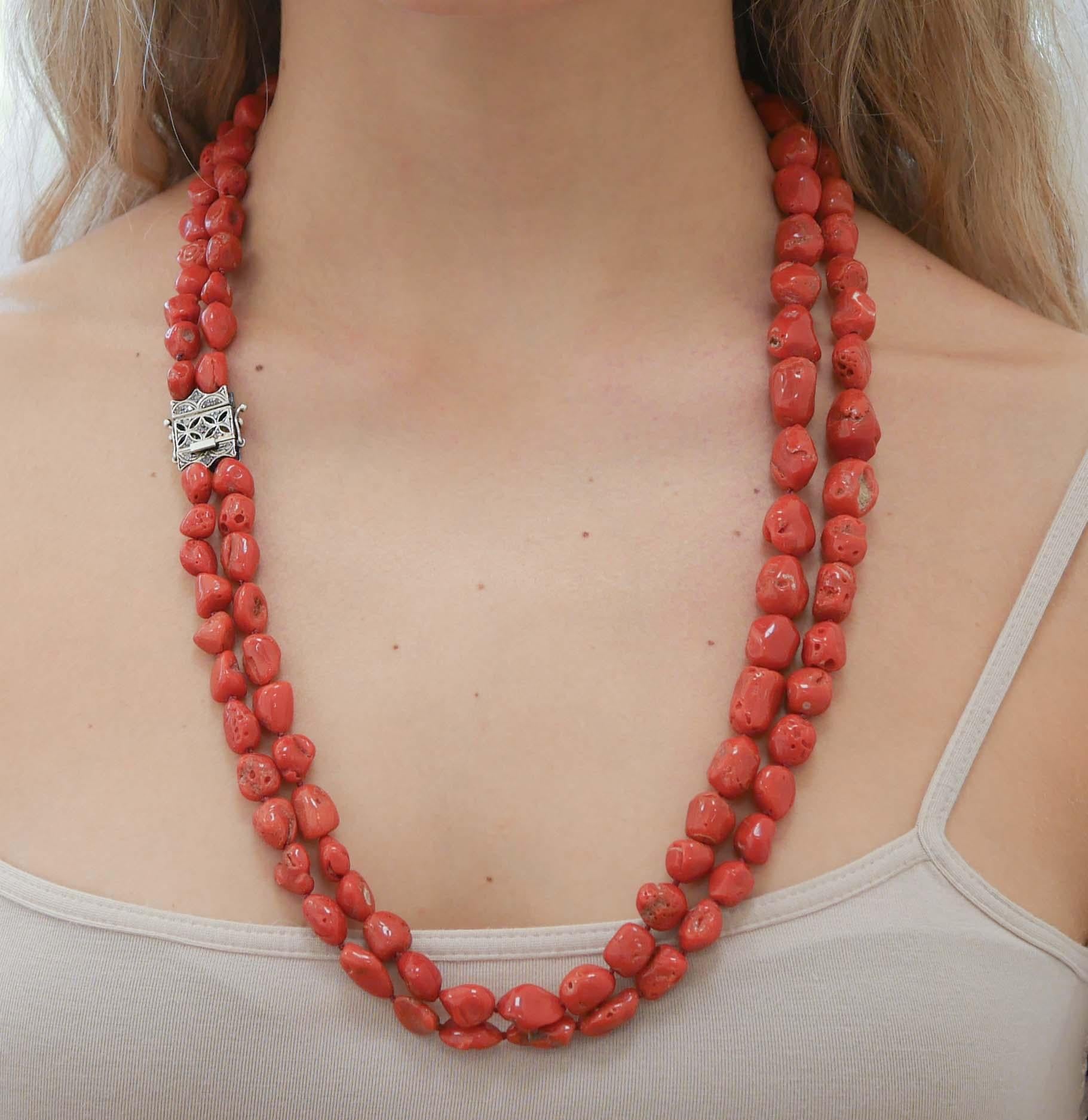 Mehrreihige Halskette mit roter Koralle, Diamanten, Roségold und Silber Damen im Angebot