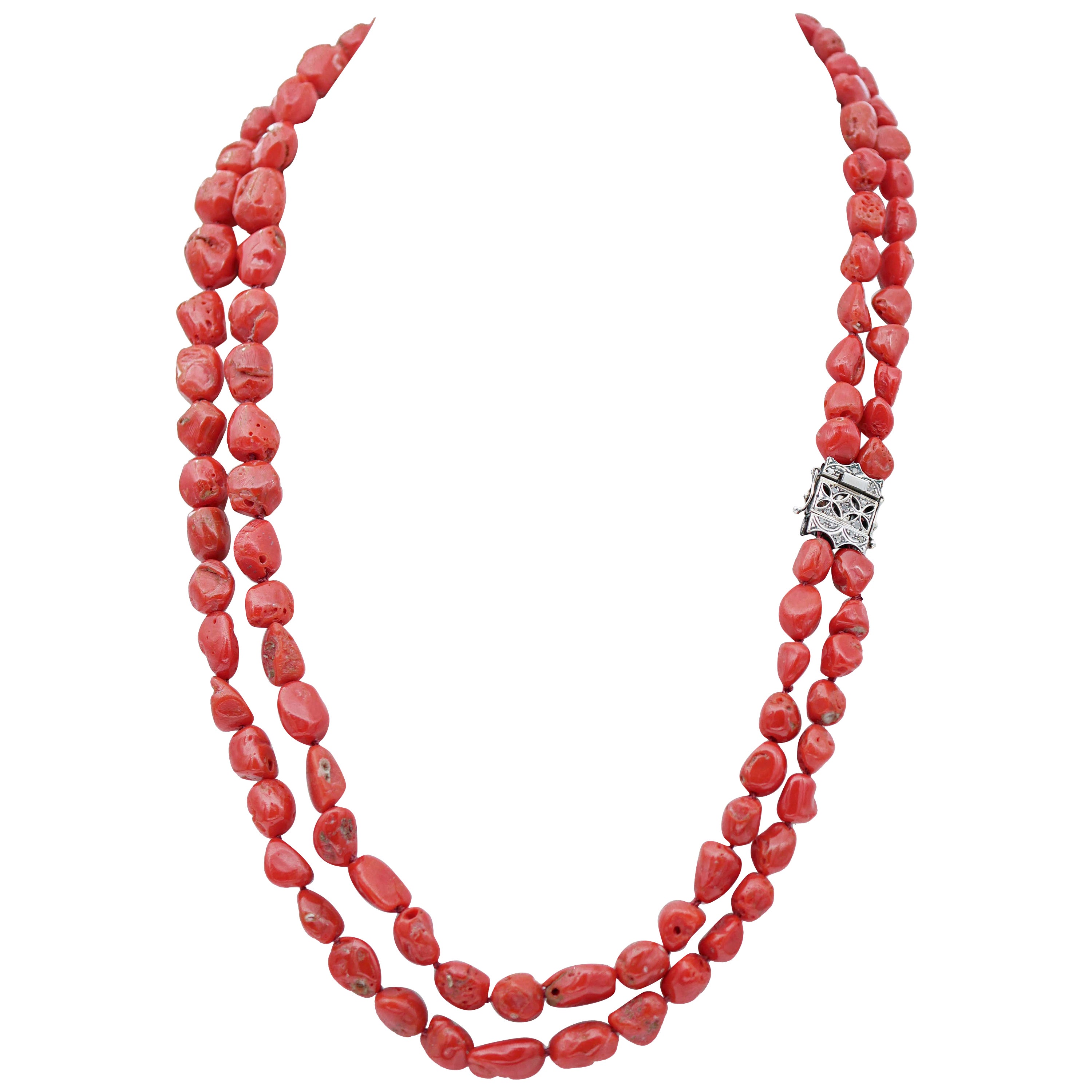 Collar de varias vueltas de coral rojo, diamantes, oro rosa y plata