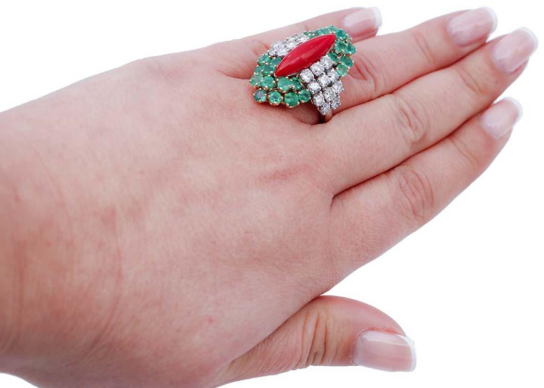 Red Coral, Emeralds, Diamonds, 14 Karat White Gold Ring In Good Condition In Marcianise, Marcianise (CE)