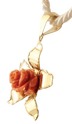 Red Coral Flower, 18 Karat Yellow Gold Flower Shape Pendant Retro Necklace