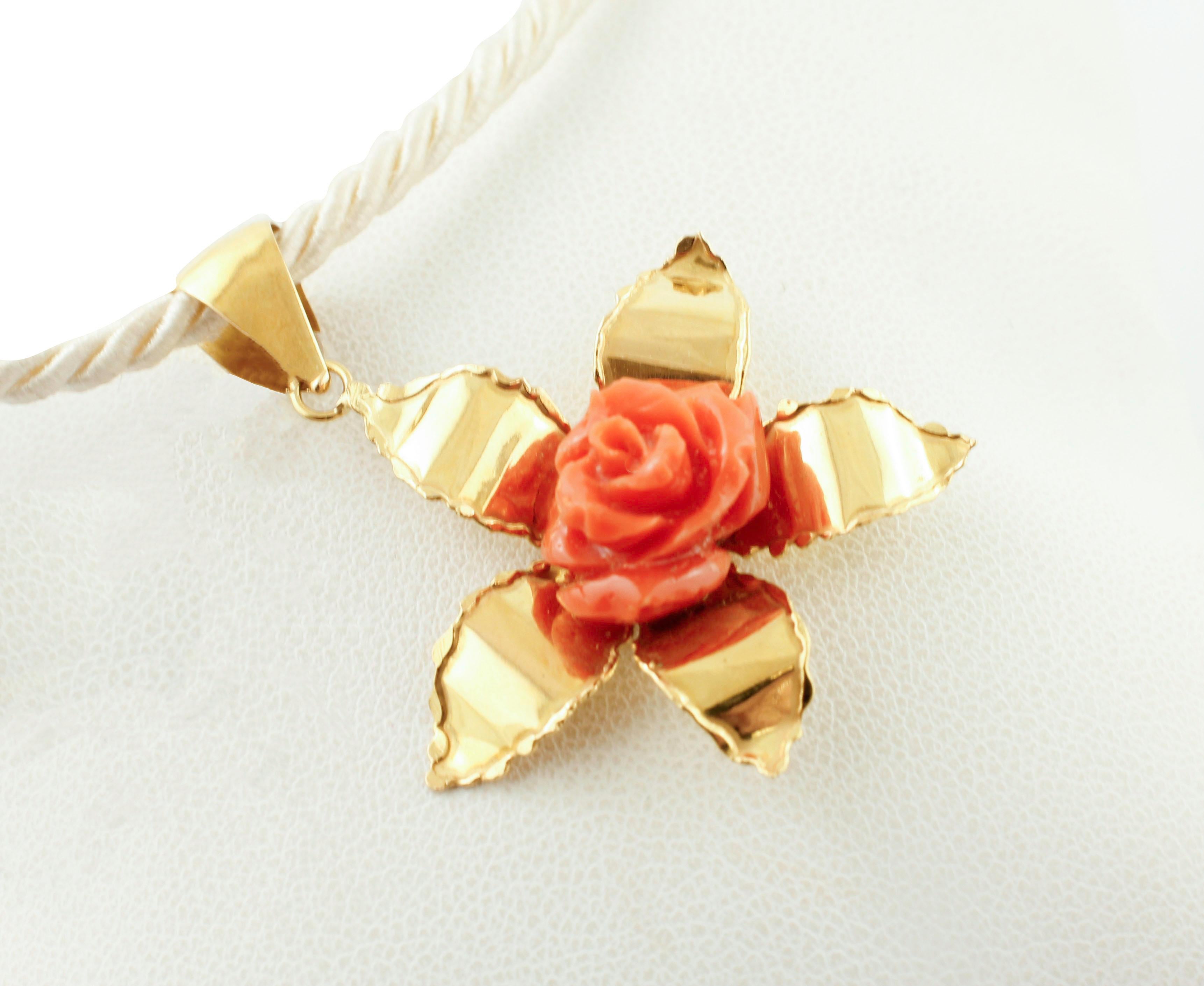 Red Coral Flower, 18 Karat Yellow Gold Flower Shape Pendant Retro Necklace In Good Condition For Sale In Marcianise, Marcianise (CE)