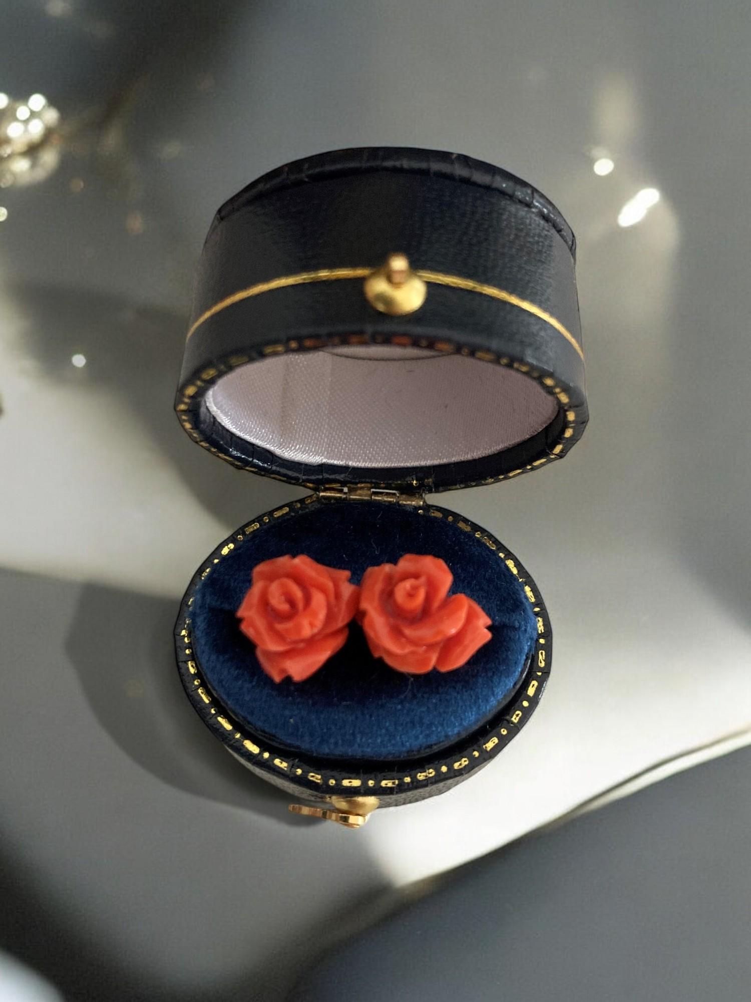 Boucles d'oreilles en corail rouge en or jaune 18 carats et corail Cerasauolo très précieux du Japon, entièrement gravées à la main par des maîtres graveurs à Torre del Greco (Naples) Italie. Les coraux sont naturels et non teintés.

Ces boucles