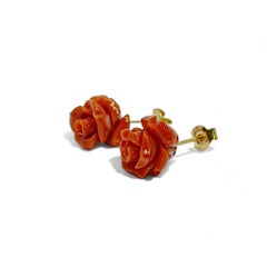 Orecchini in oro 18 carati con corallo rosa intagliato di proprietà