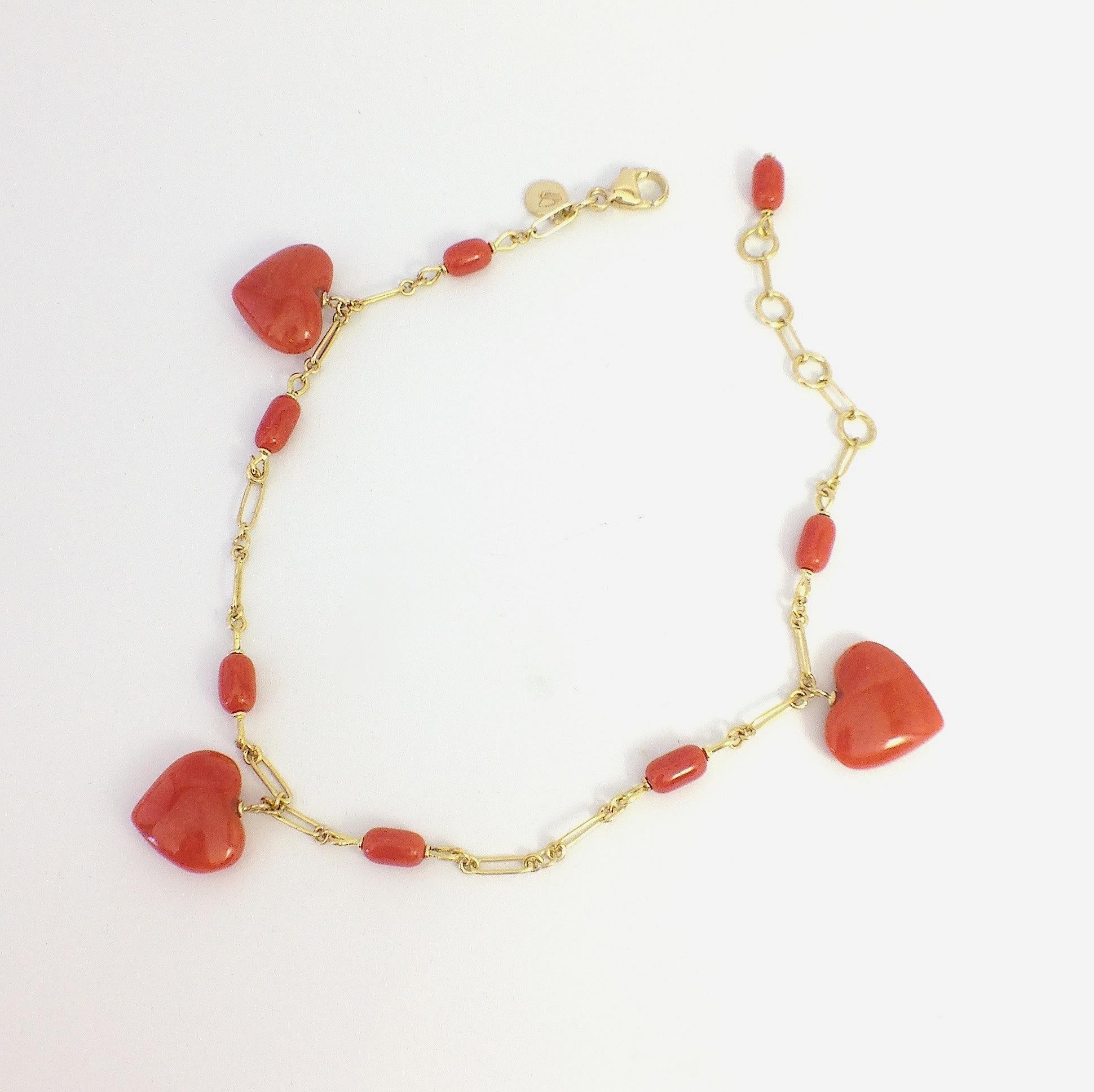 Petronilla Italian Natural Red Coral Heart Bracelet Handmade 18 Karat Gold In New Condition In Bussolengo, Verona