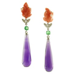 Tropfenohrringe aus Weißgold mit rotenen Korallenblättern, Amethysttropfen, Smaragden, Diamanten