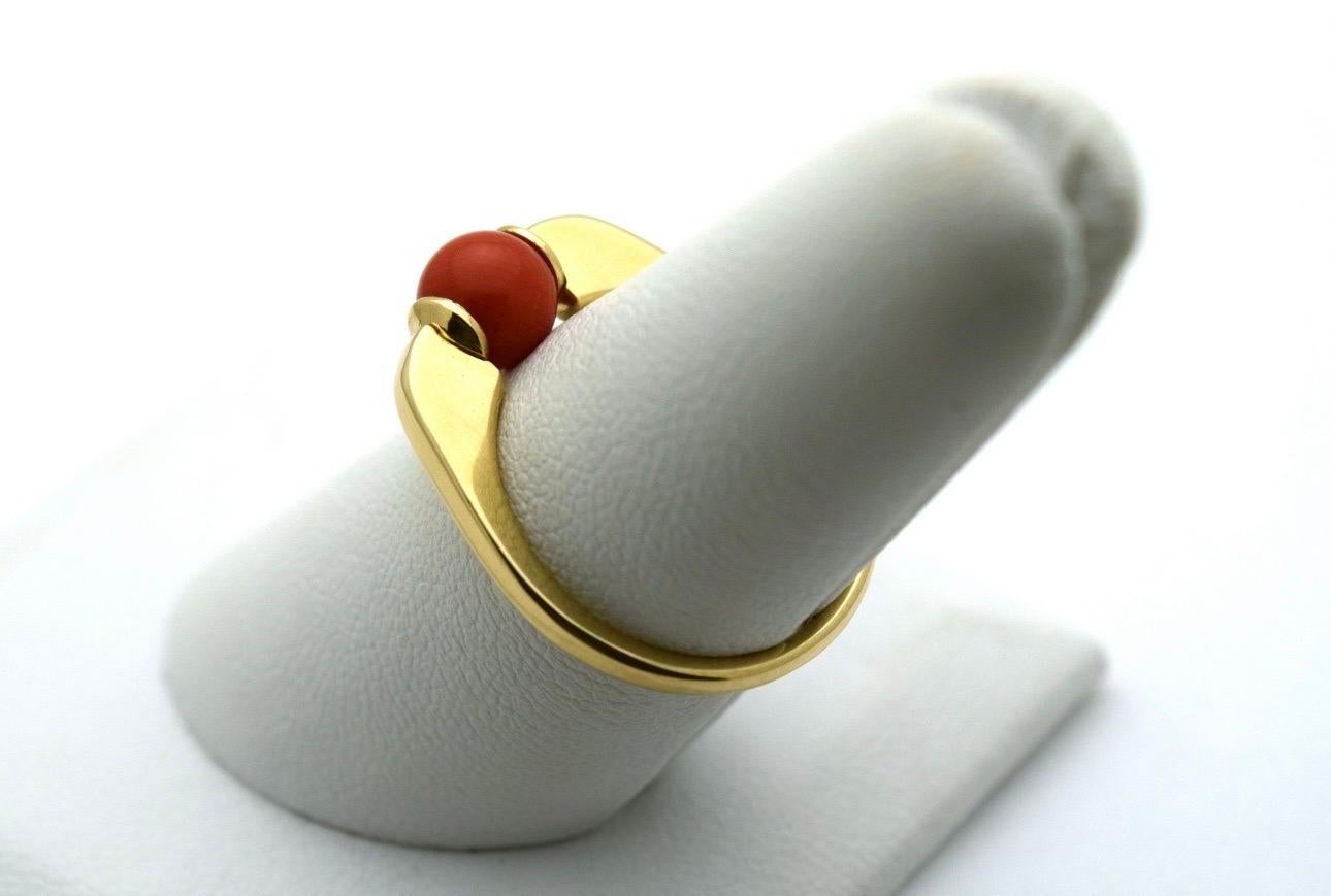 Red coral modern ring 18KT gold undyed natural red coral In New Condition For Sale In Boca Raton, FL