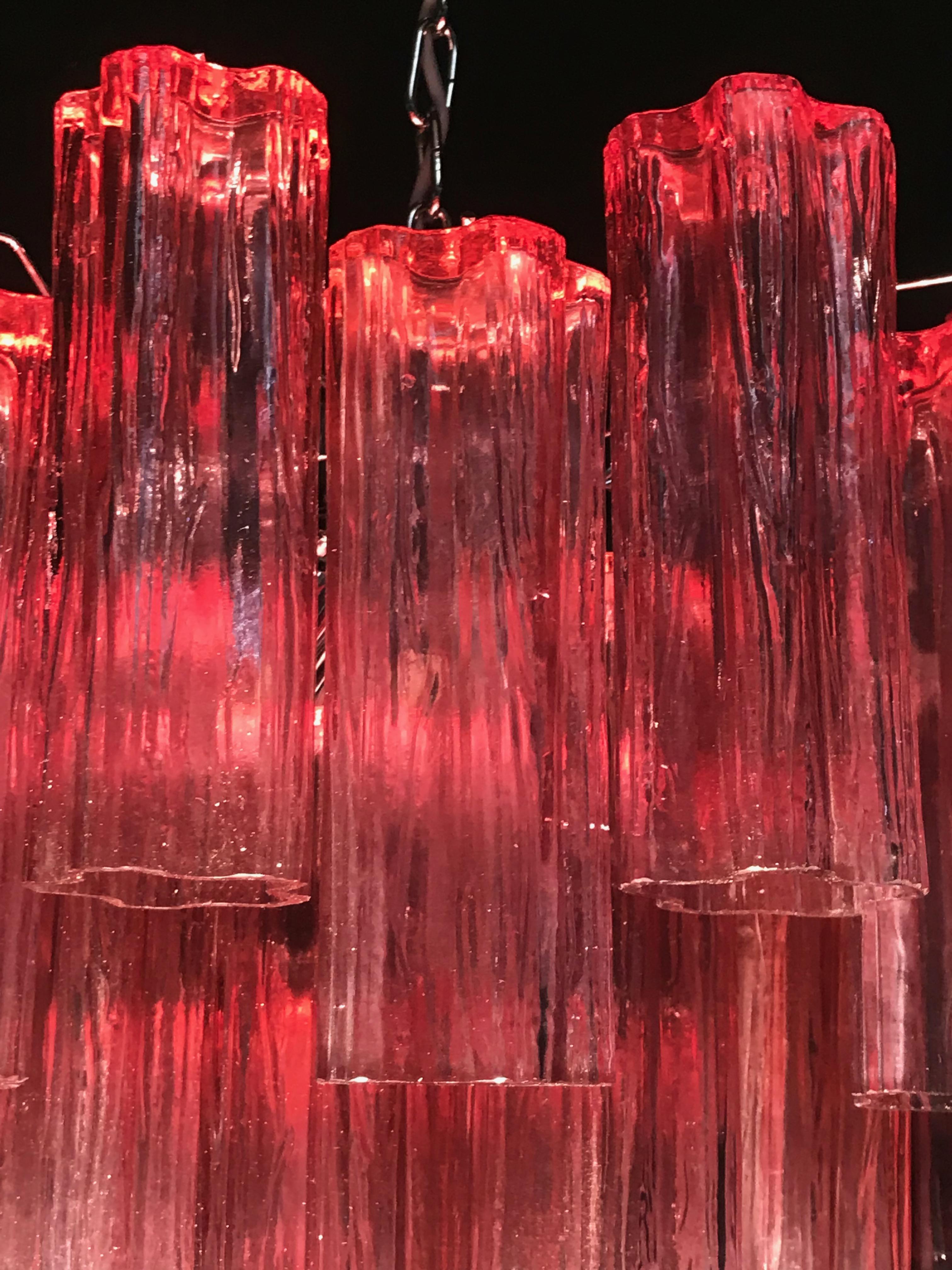 Fabulous Kronleuchter mit seltenen atemberaubenden korallenrote Farbe kostbare Murano Gläser.
Jeder Kronleuchter besteht aus 36 mundgeblasenen Glaselementen, die von einem Chromrahmen getragen werden. Mit einem Licht auf die Farbe der Gläser in
