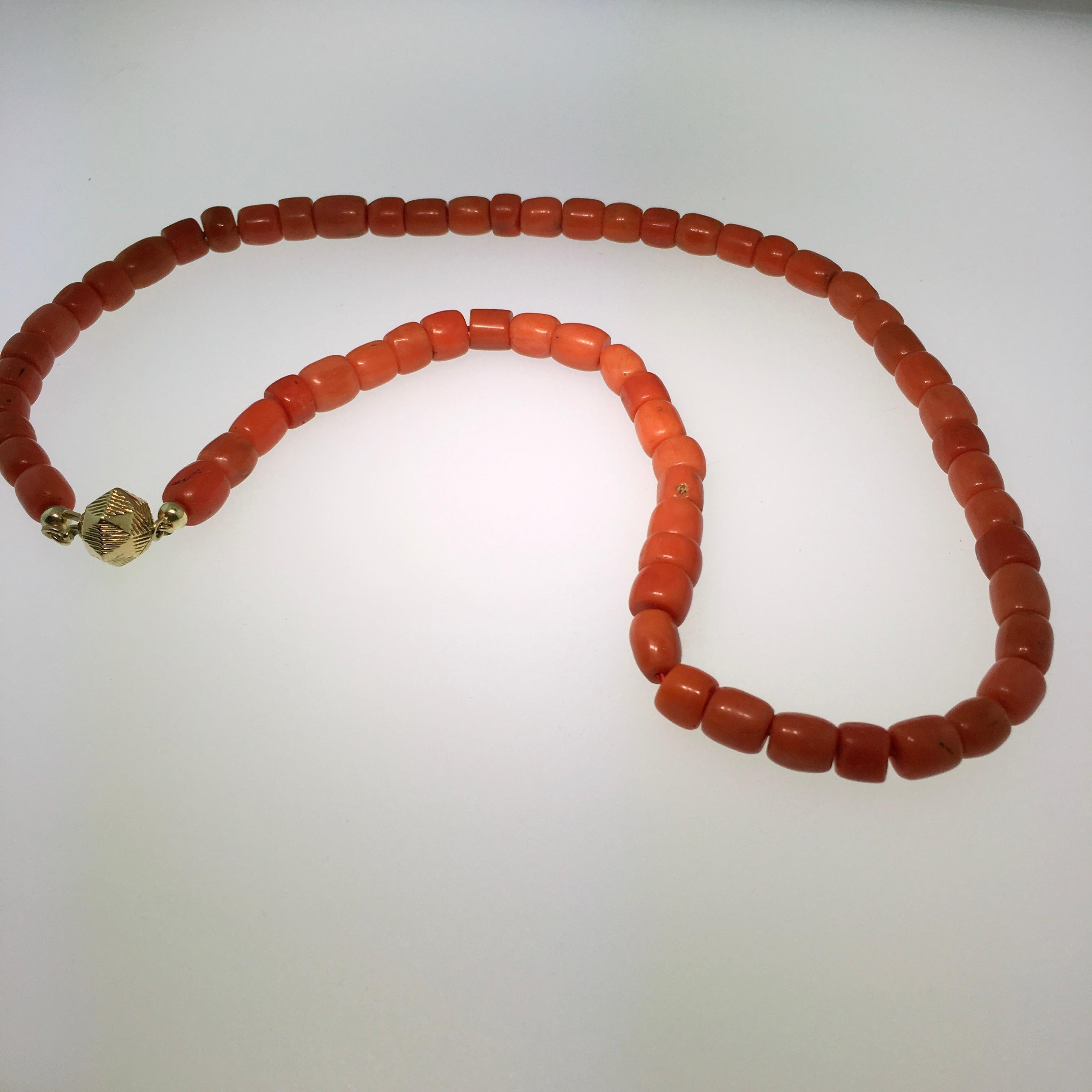 Antique 100% Genuine Mediterranean Sea Red Coral Necklace, Beautiful Antique 14 carat yellow Gold lock with typical Dutch decoration.
This Necklace of Mediterranean sea is 100% genuine precious coral: (Corallium Rubrum), in uniform size and warm