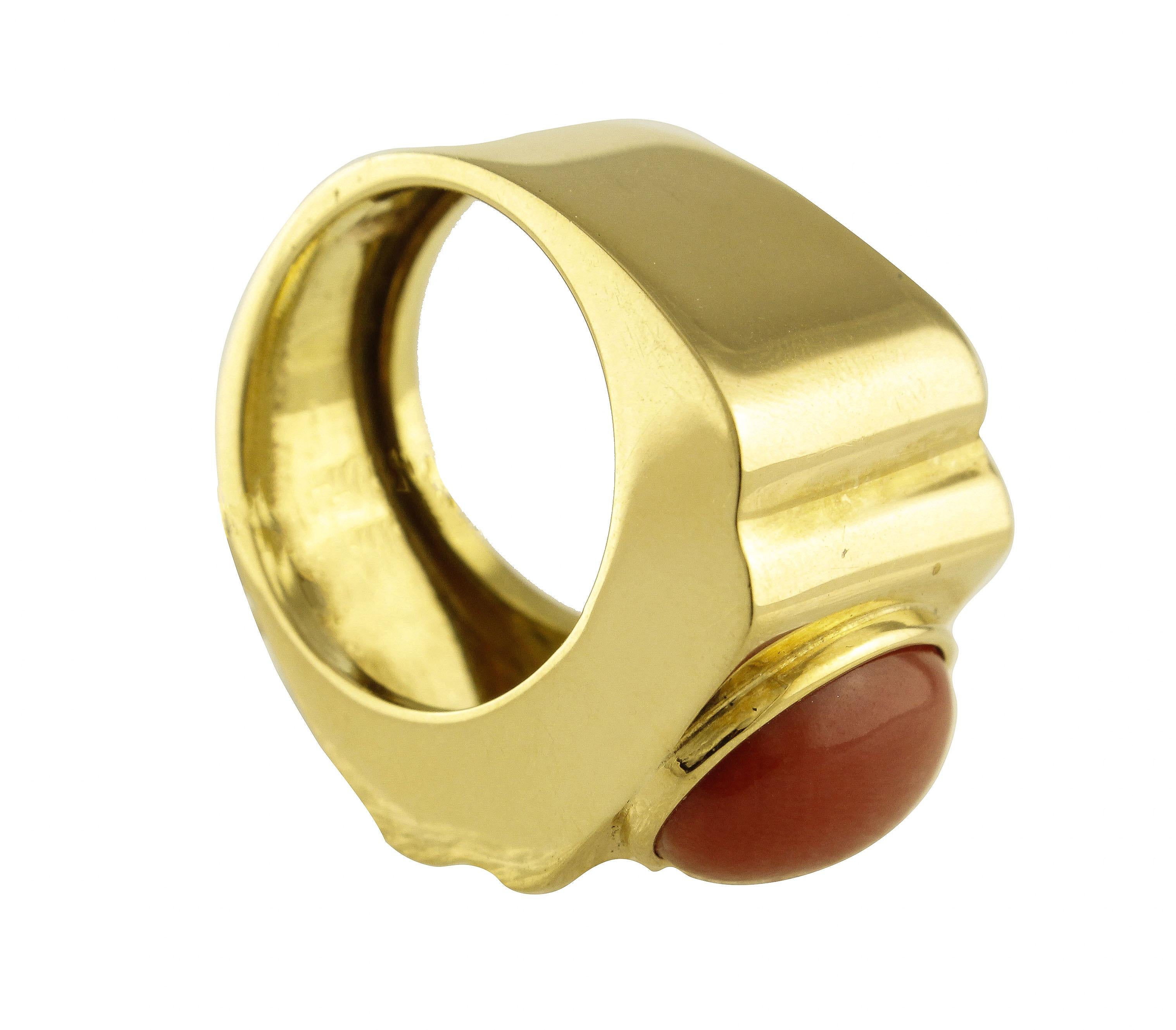 Red Coral Oval Shape 18 Karat Yellow Gold Ring In Good Condition In Marcianise, Marcianise (CE)