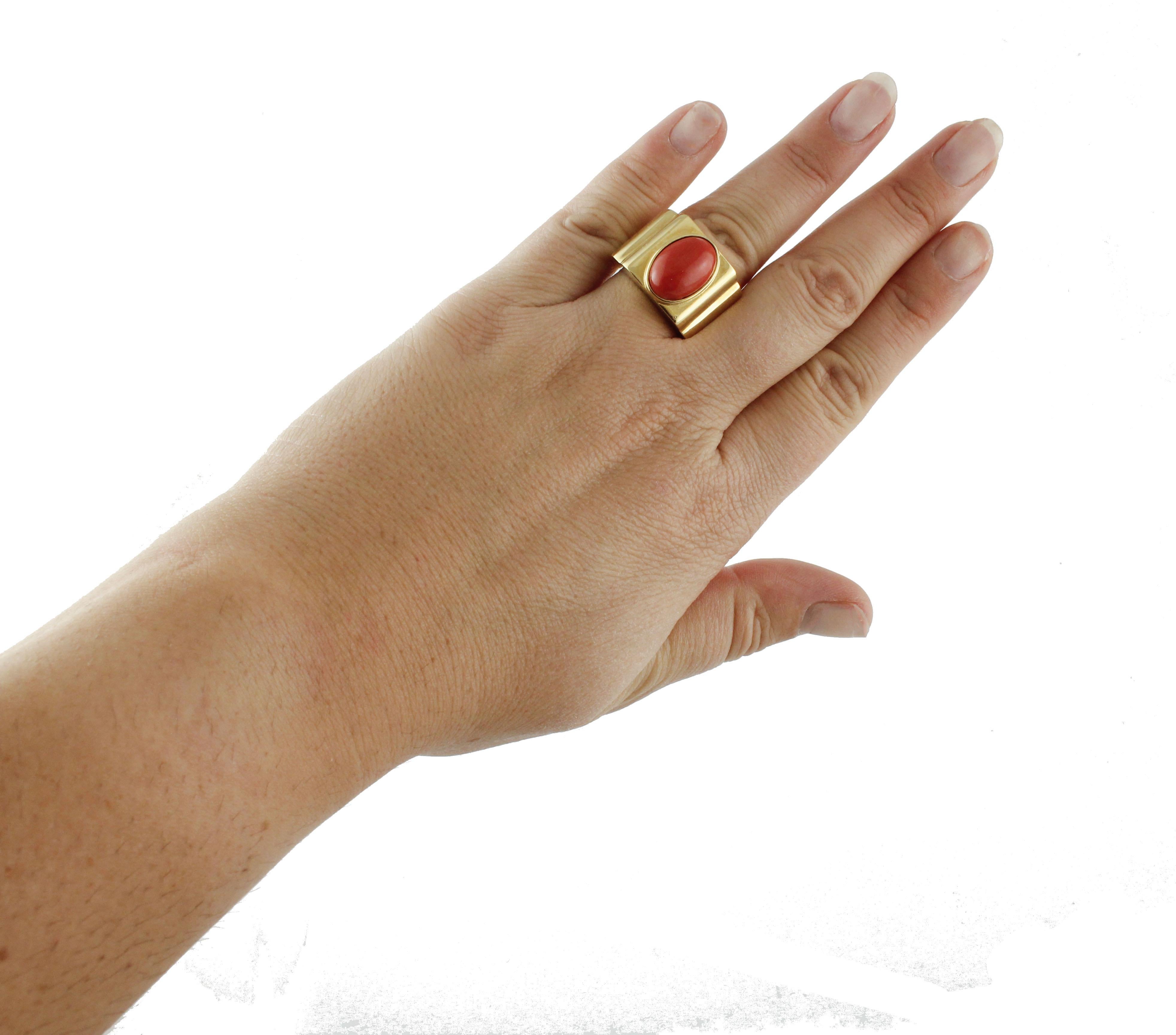 Red Coral Oval Shape 18 Karat Yellow Gold Ring 2