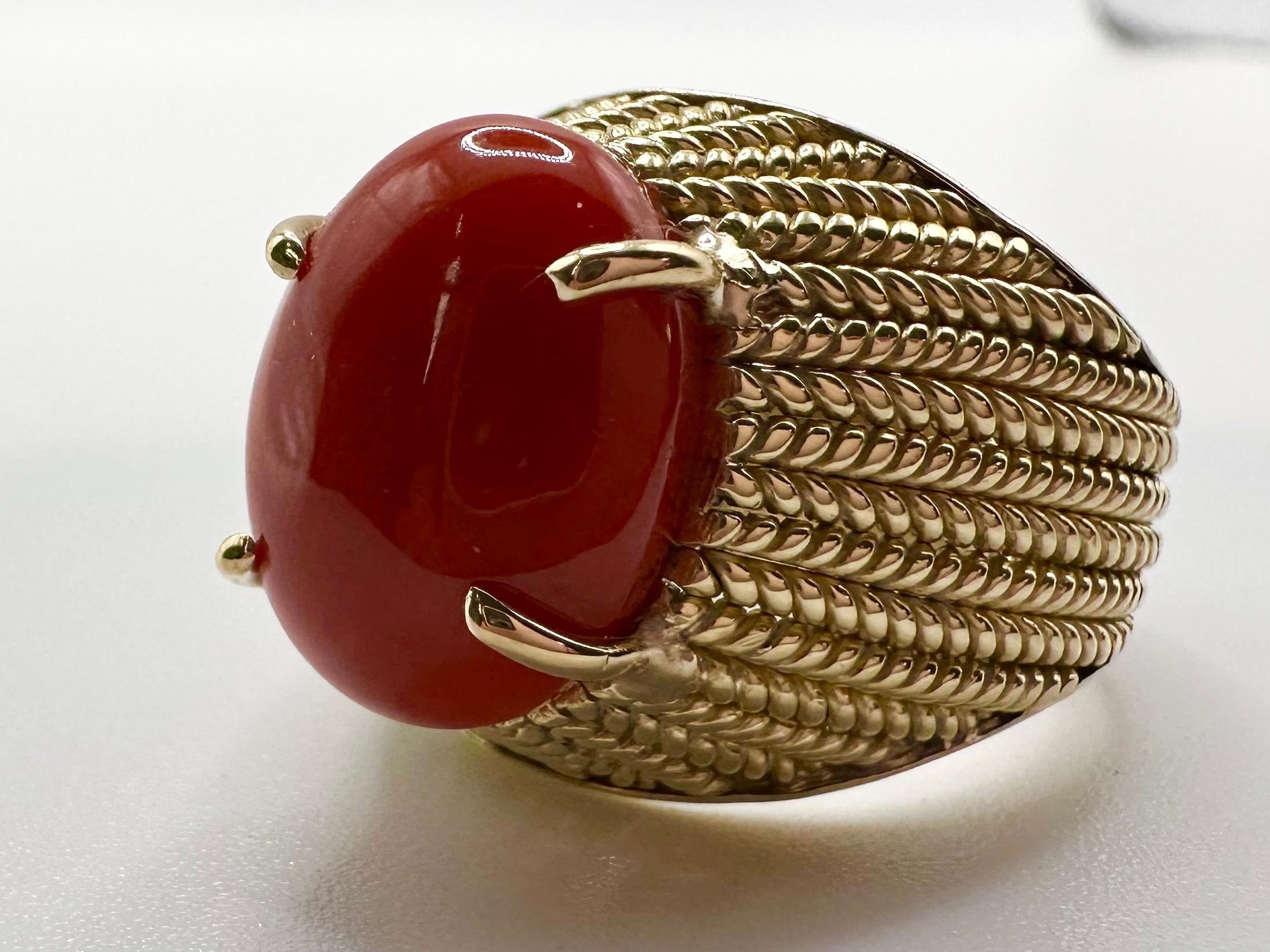 Seltener italienischer F.Vergano Designer Ring mit großer ovaler 6ct ungefärbter roter Koralle in 18KT Gelbgold. Diese Art von Design ist nicht einfach zu machen, gut verarbeitet mit offenem Rücken.

MITTELSTEIN: NATÜRLICHE KORALLE(N)
FARBE: