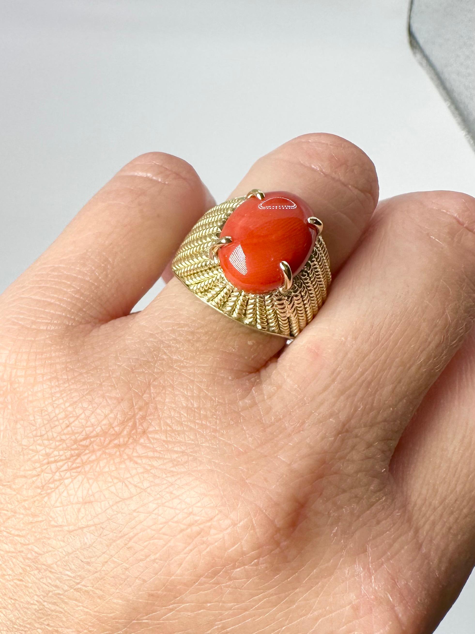 Roter Korallenring VERGANO Nachlass SELTEN FIND undyed maßgefertigt Ring mit großer Koralle 18KT im Zustand „Hervorragend“ in Jupiter, FL
