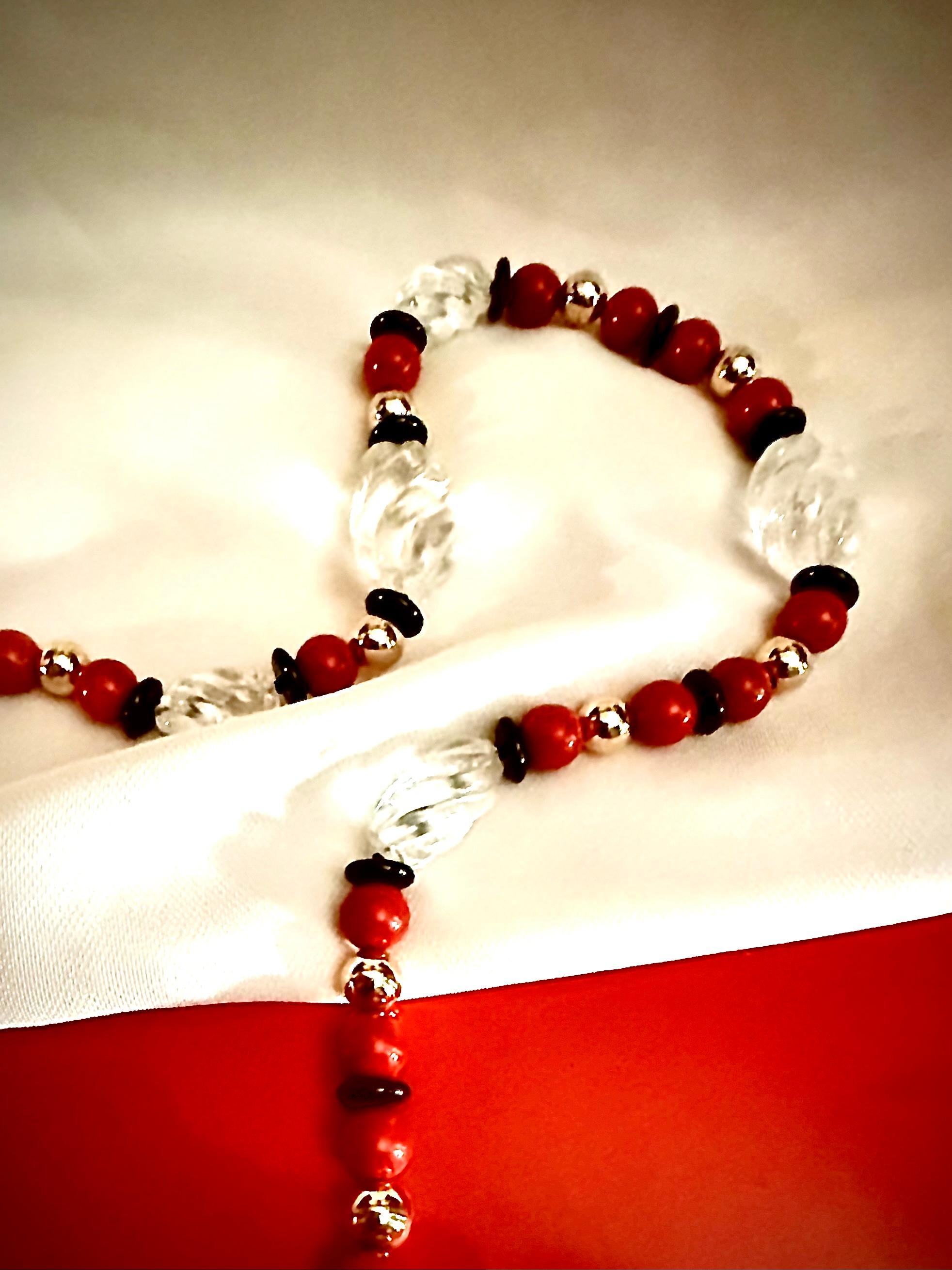 Corail rouge, cristal de roche, or et rondelle d'onyx noir. en vente 4