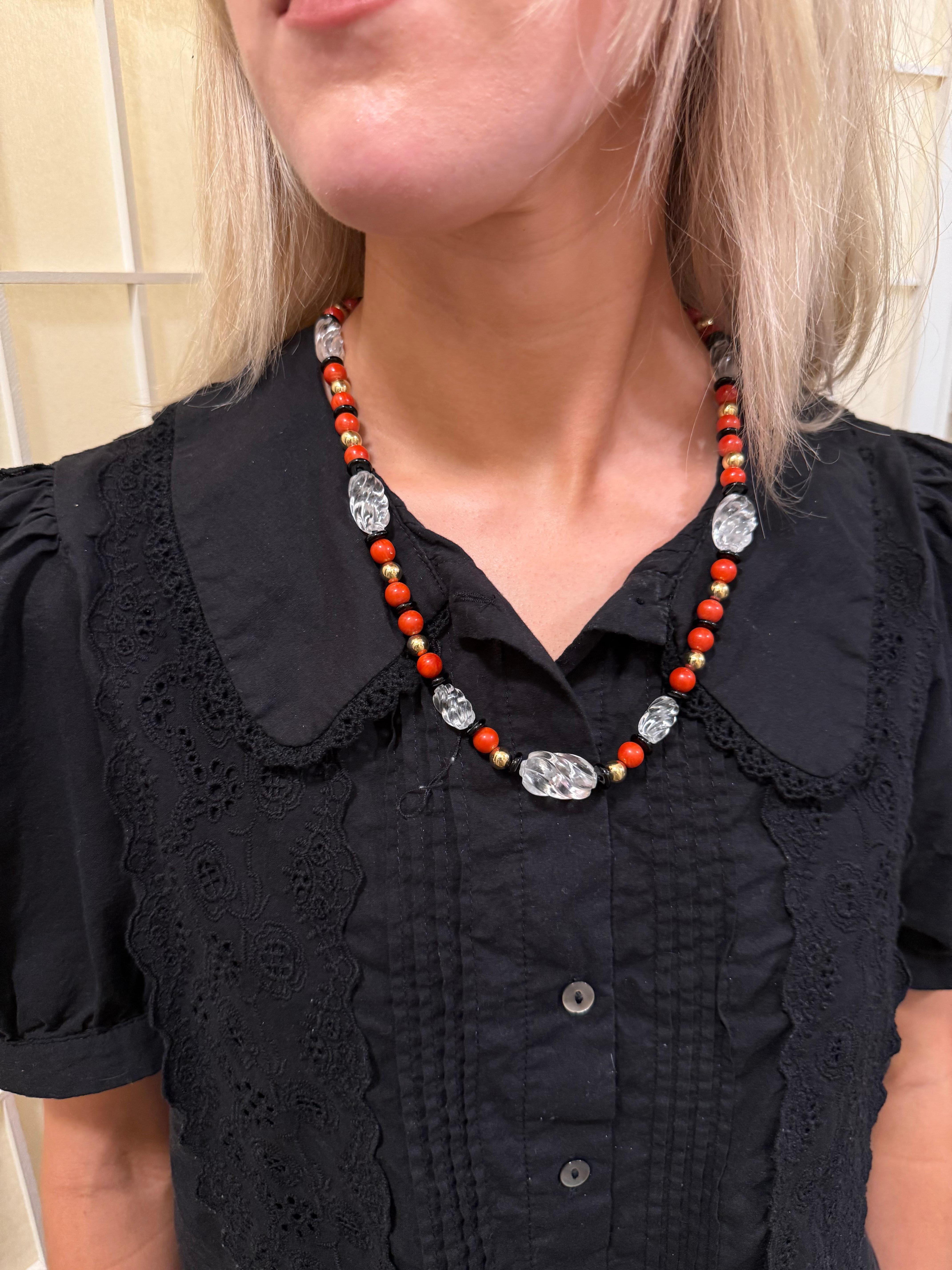 Corallo rosso, cristallo di rocca, rondelle d'oro e onice nera. in vendita 5