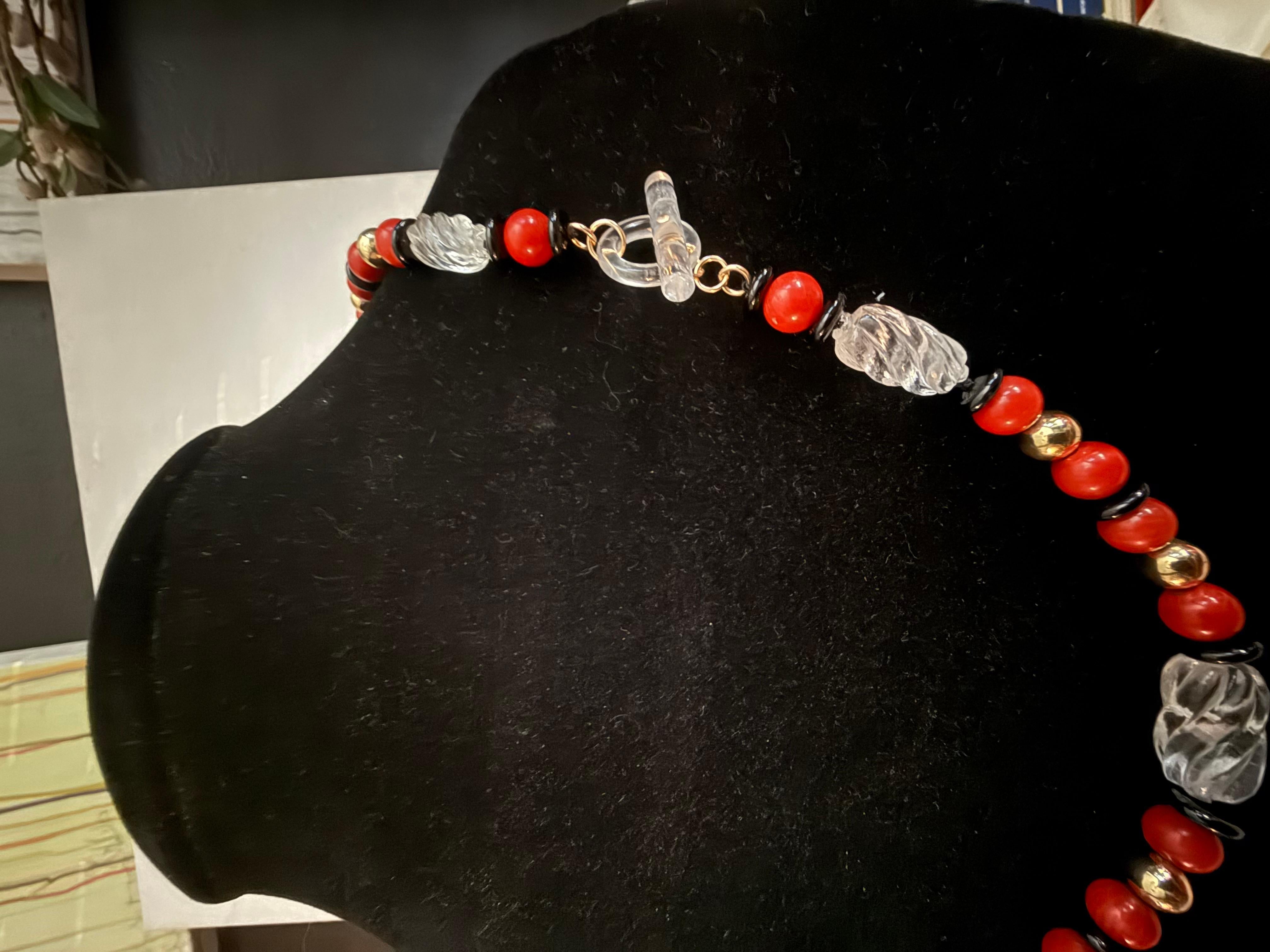Corail rouge, cristal de roche, or et rondelle d'onyx noir. en vente 5